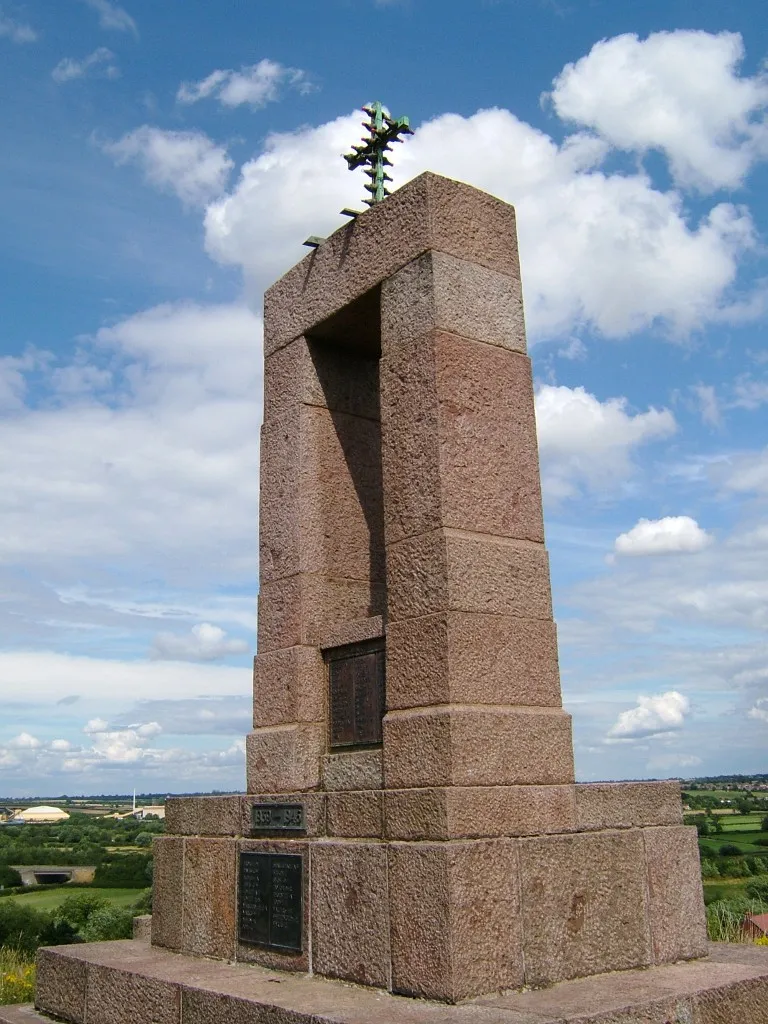 Photo showing: War memorial at top of Castle Hill, Mountsorrel, Leicestershire. In its elevated position it is visible for miles around.