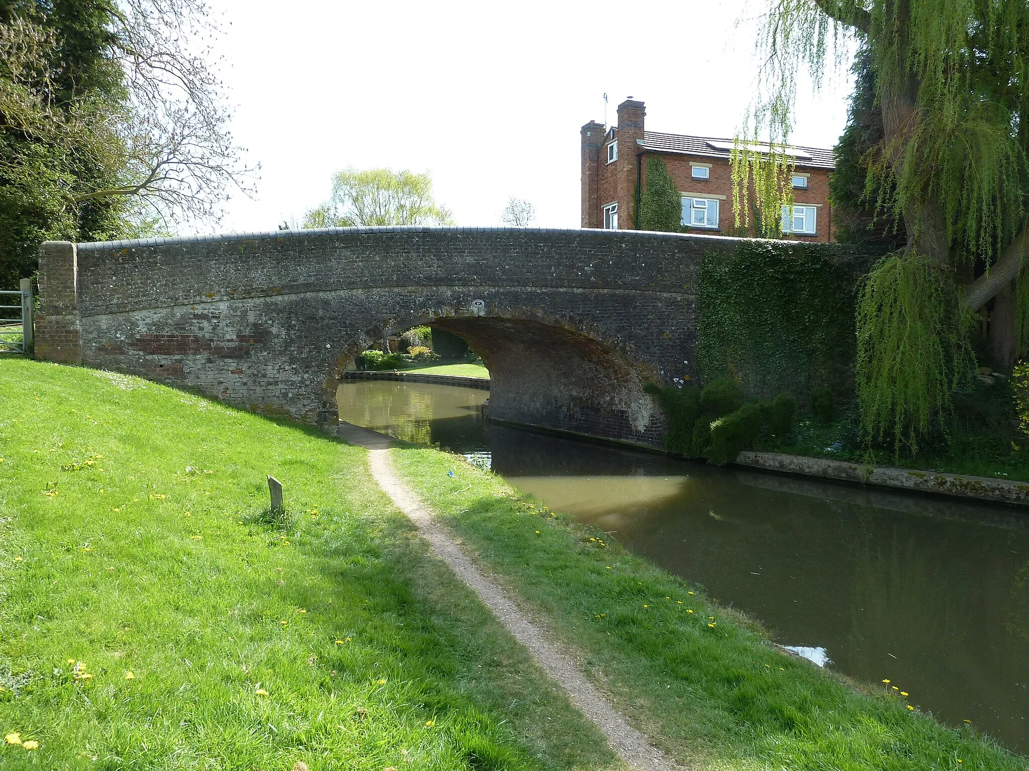 Photo showing: Bridge 27, Grand Junction Canal