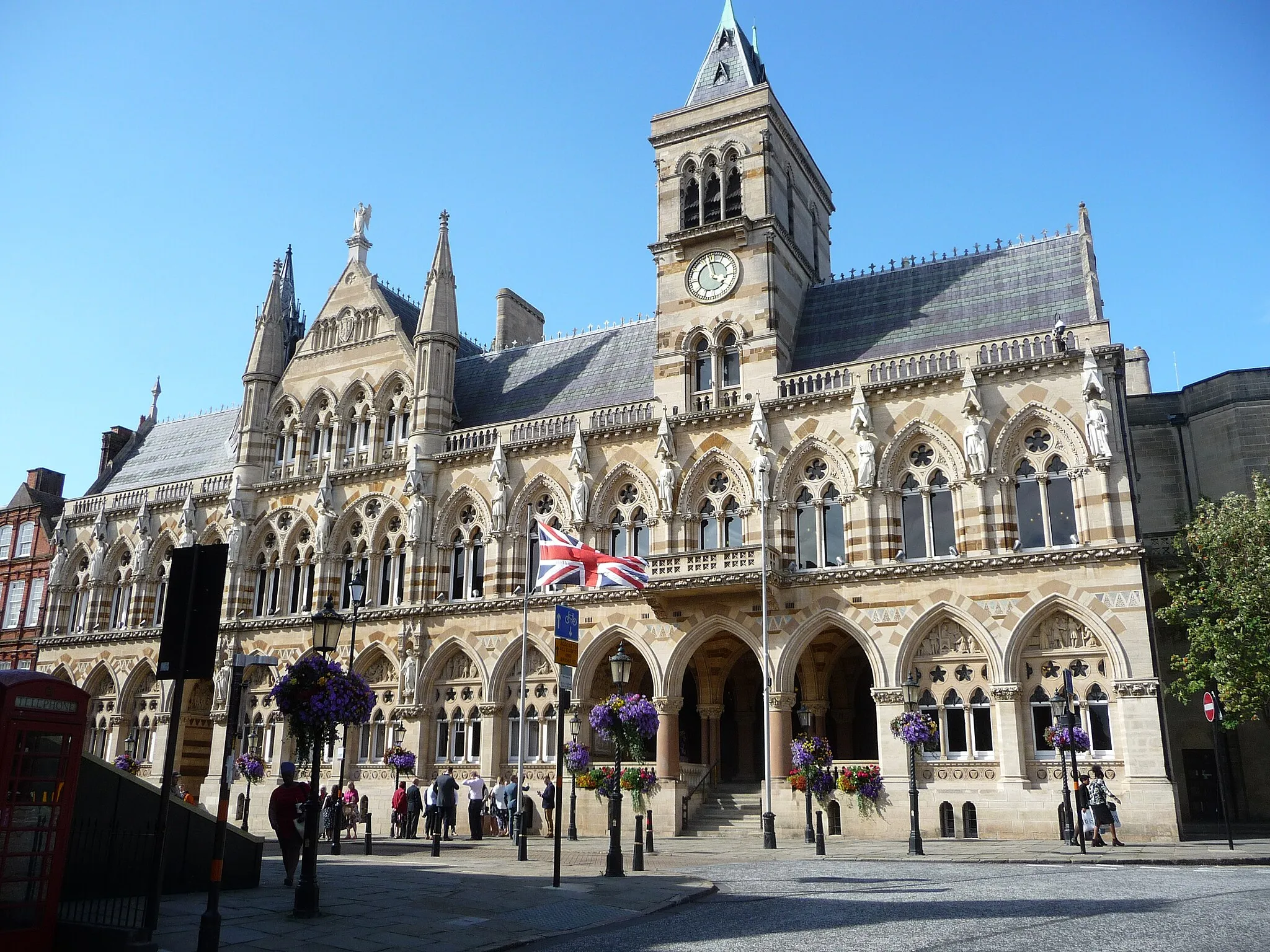 Photo showing: Northampton Guildhall is a building which stands on St Giles' Square in Northampton, England.