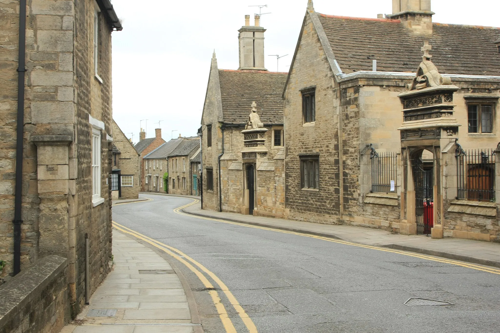 Photo showing: Section of the traffic light controlled single lane of North Street, Oundle in Northamptonshire, looking north.