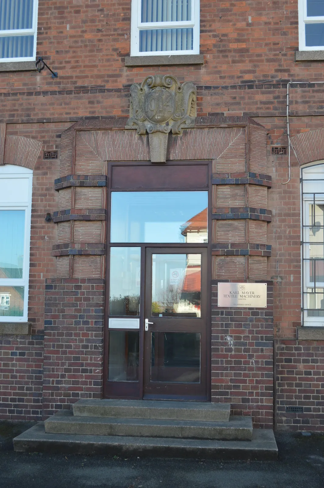 Photo showing: Drill hall doorway - King's Road