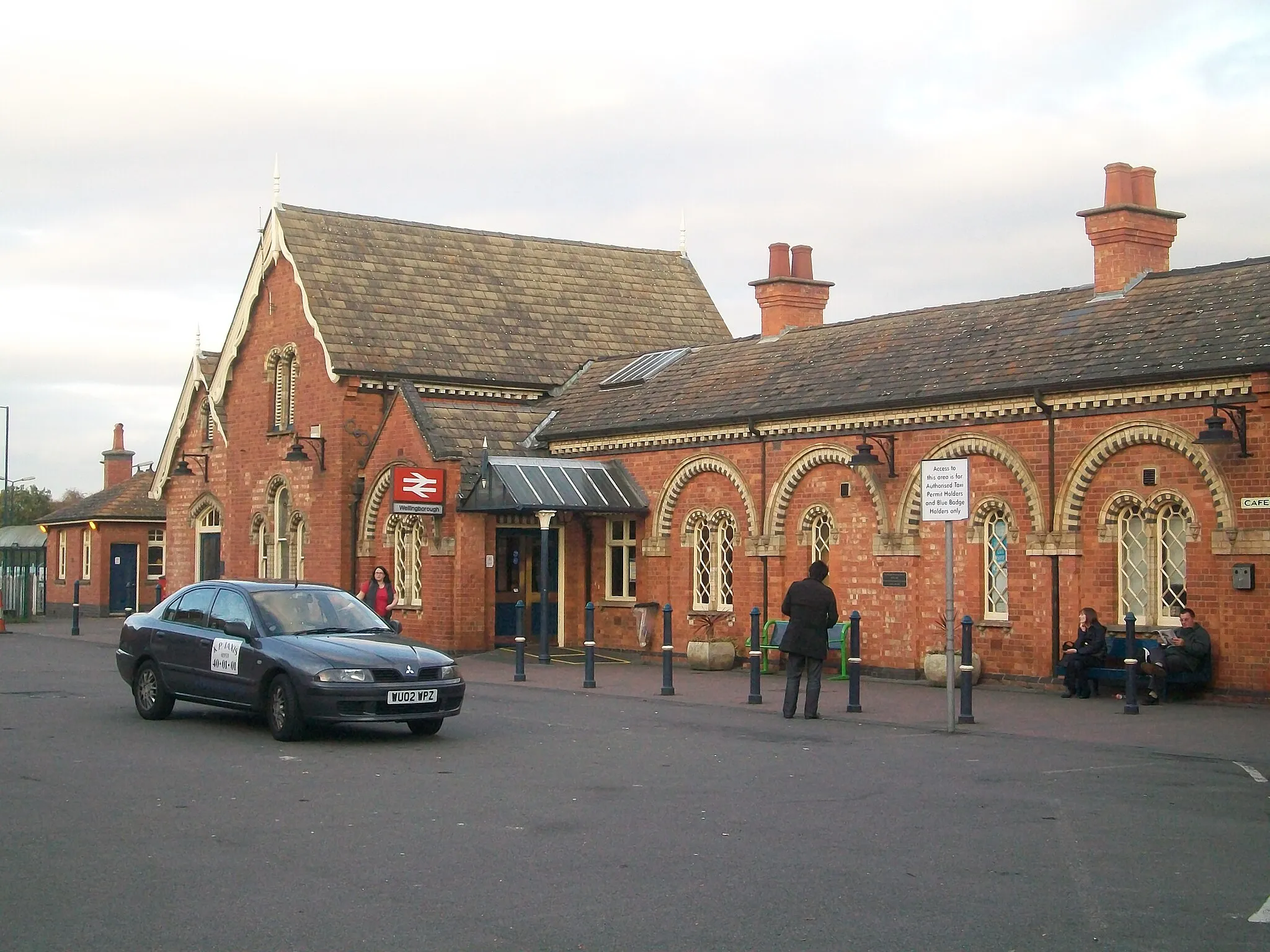 Photo showing: Wellingborough main station entrance