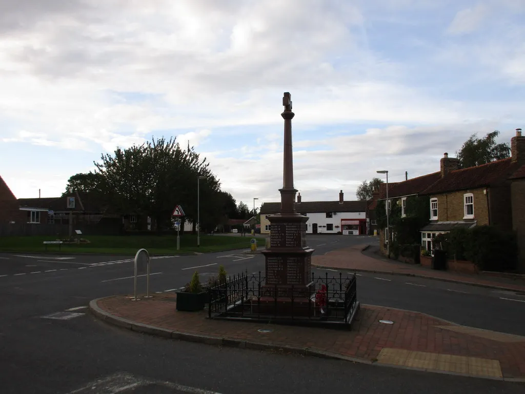 Photo showing: War memorial, The Green, Bardney