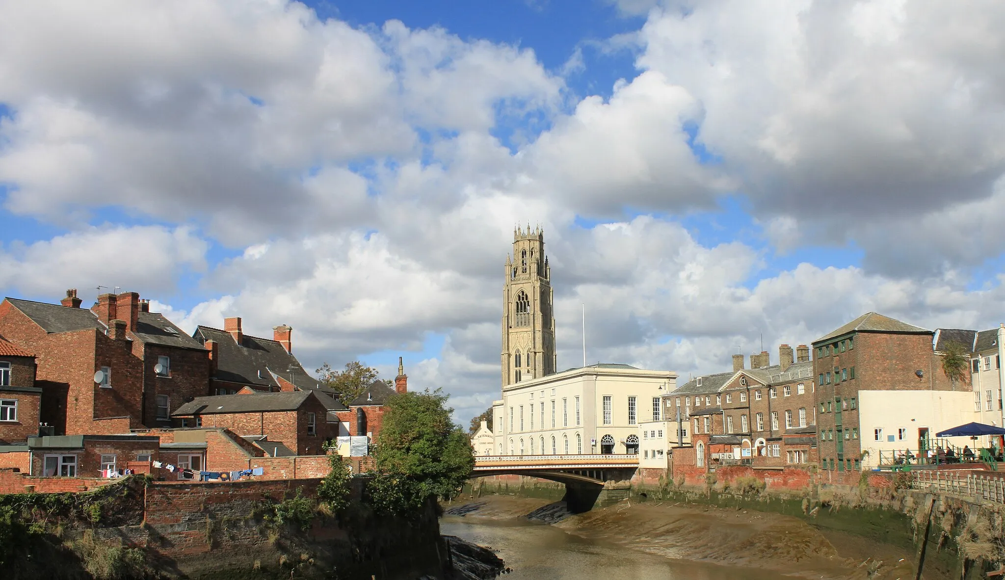 Photo showing: The Stump in Boston, Lincolnshire, with the Haven River at low tide in the foreground - and the clouds!.