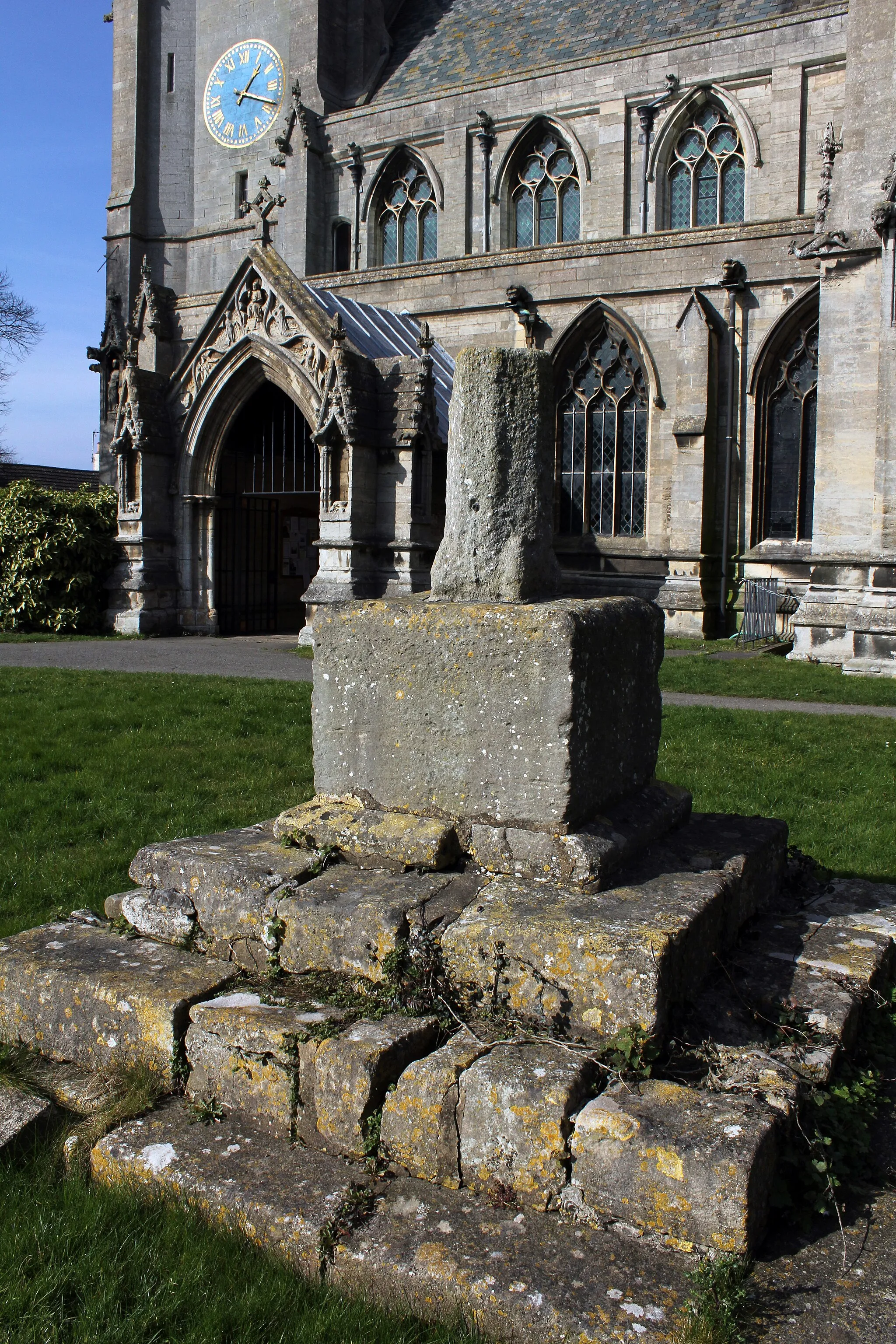 Photo showing: Cross in the churchyard of the Church of St Andrew, Church Street, Heckington