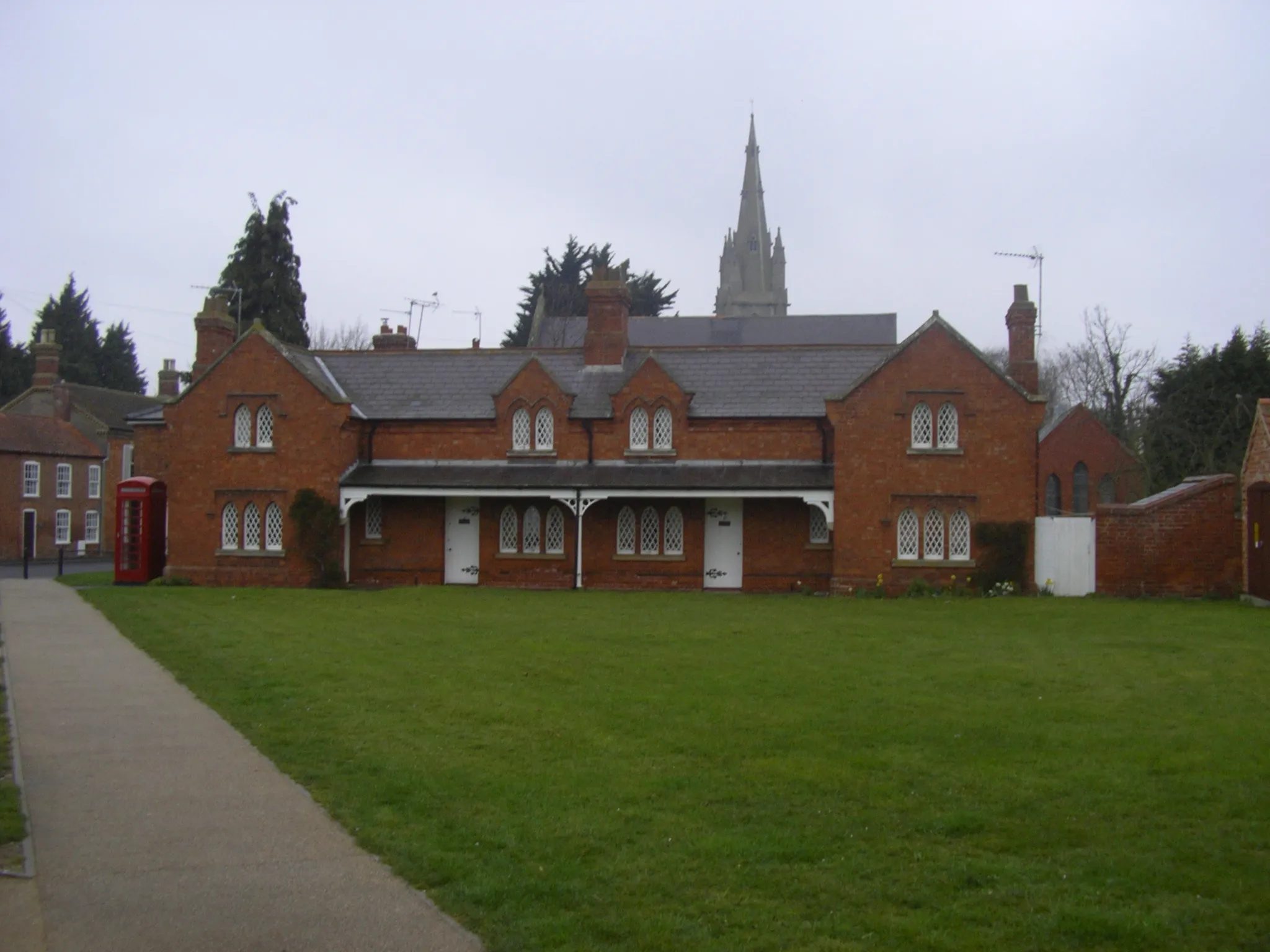 Photo showing: Houses on the north side of Heckington Village Green