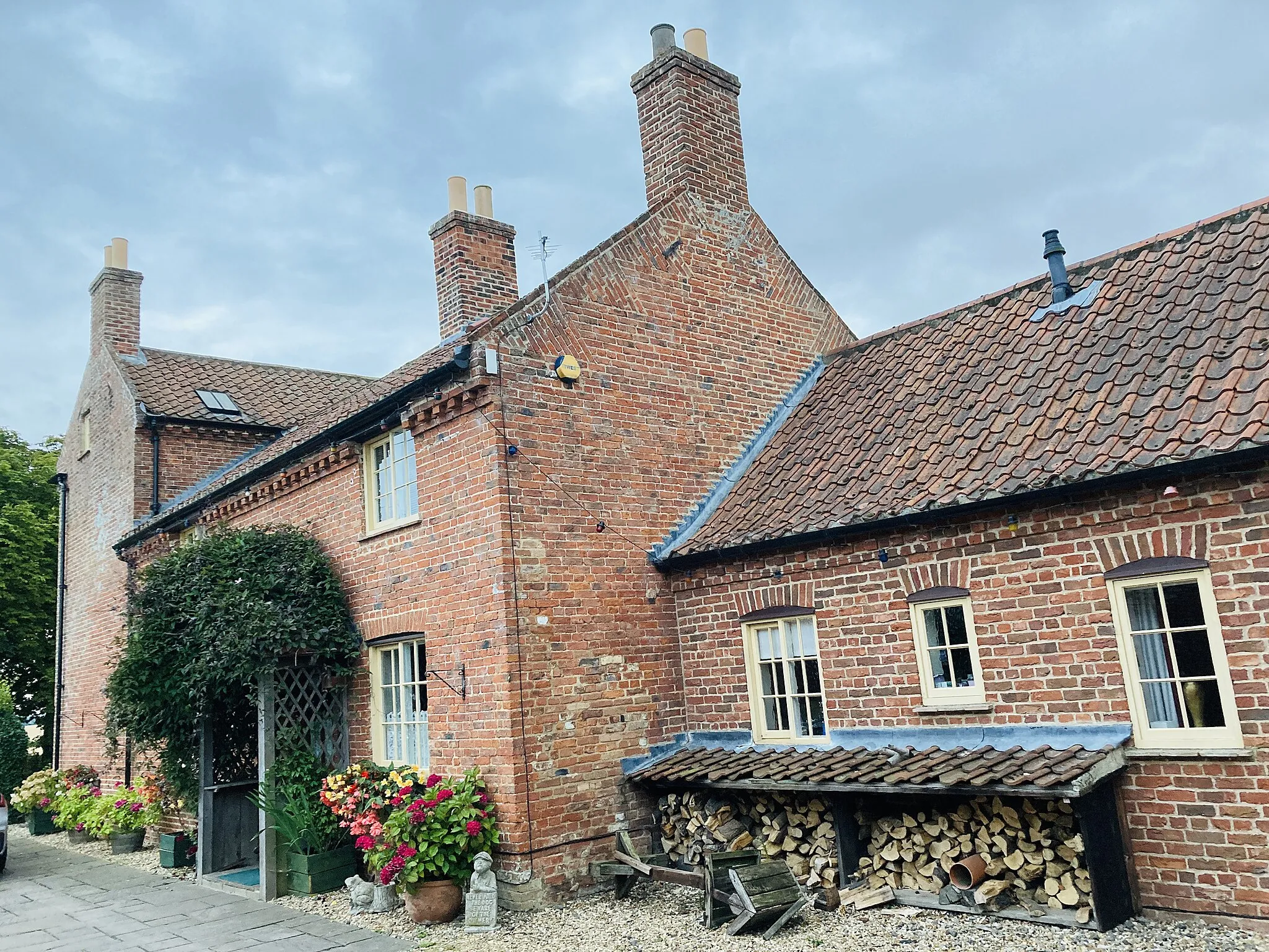 Photo showing: The former Holton Lodge farmhouse in 2022. Today it is a private residence with attached holiday lets