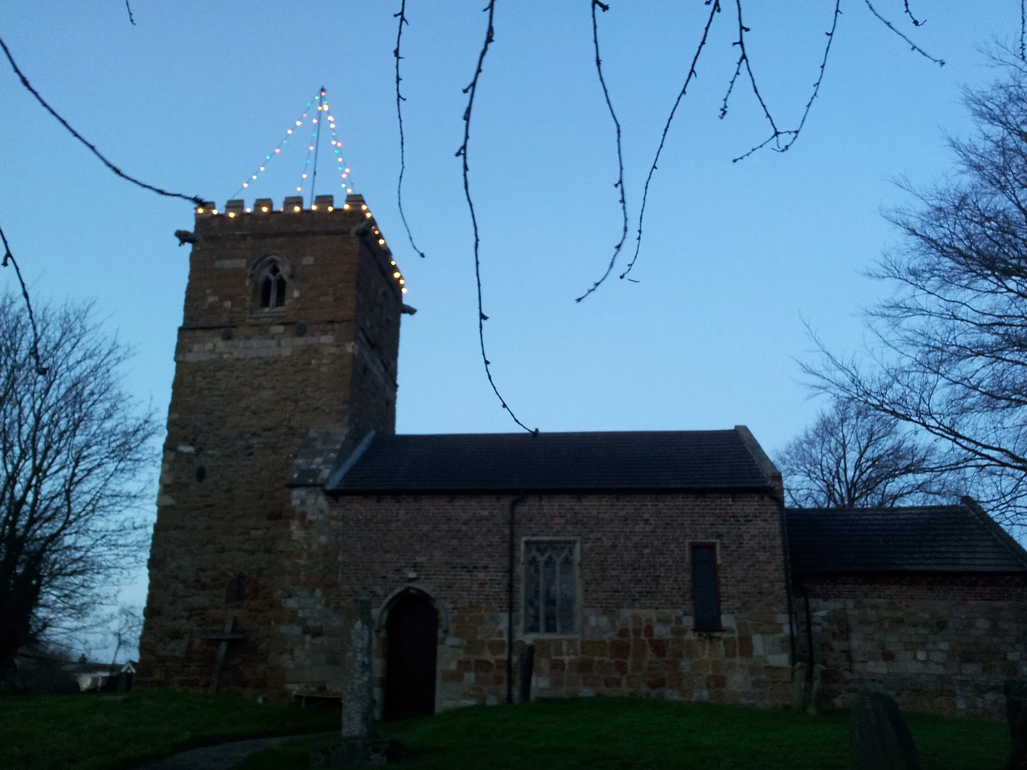 Photo showing: St Peter's Church at Christmas