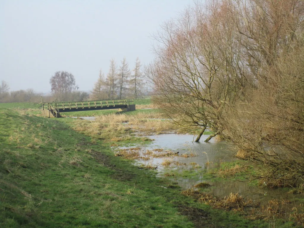 Photo showing: Approaching Beggar's Hill Bridge