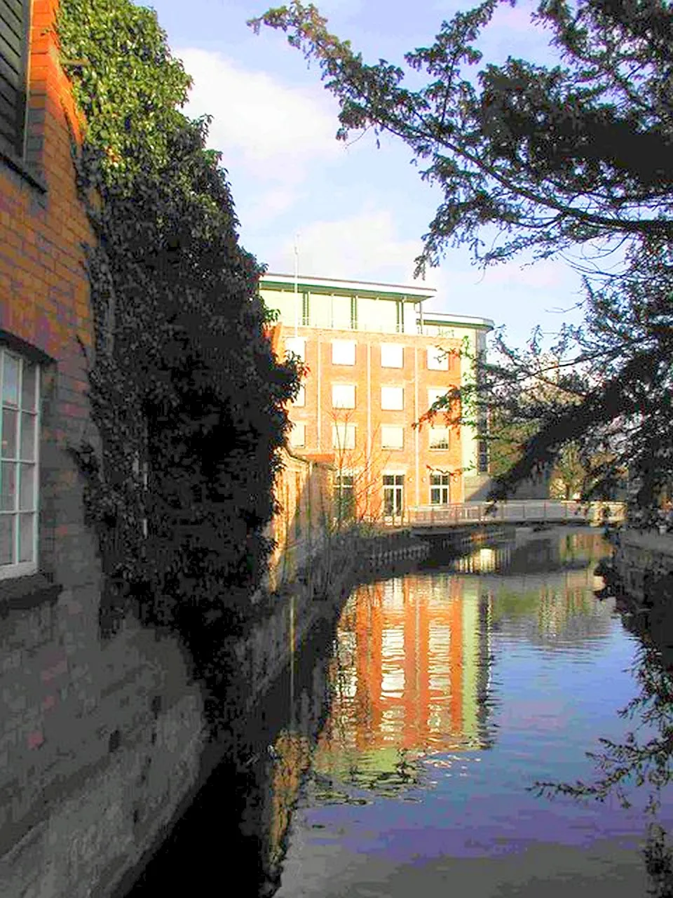 Photo showing: Sleaford Navigation and the Hub. A view, taken from Carre Street, looking down the River Slea towards The Hub Arts Centre.