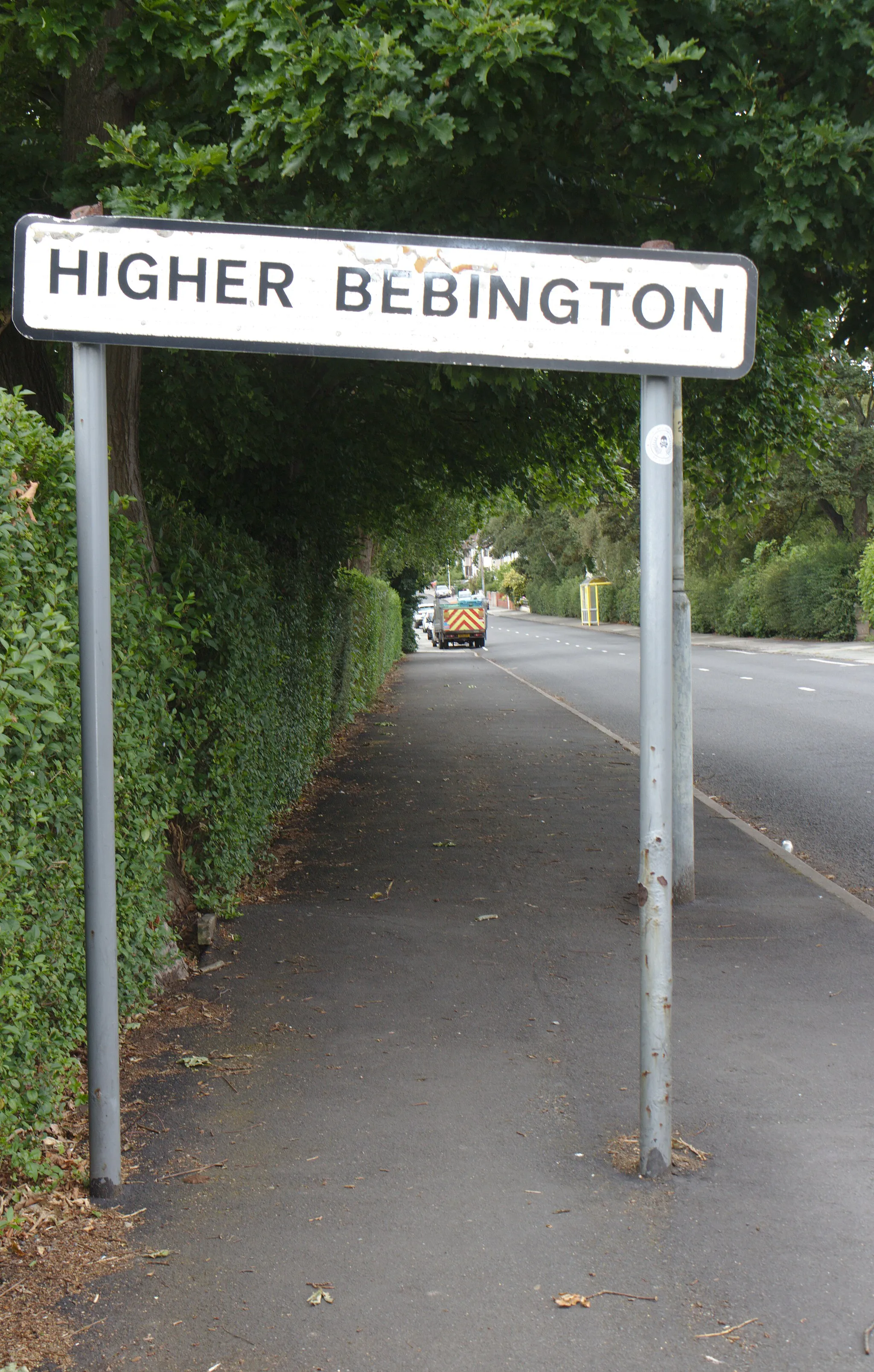 Photo showing: Sign marning the boundary (roughly) between Bebington and Higher Bebington near Norbury Avenue onHeath Road.