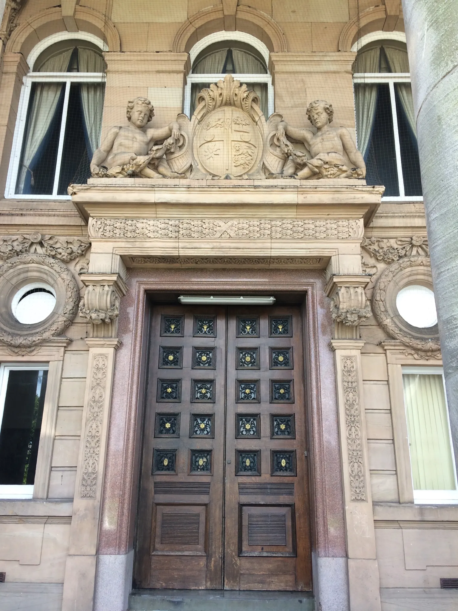 Photo showing: Entrance of Birkenhead Town Hall