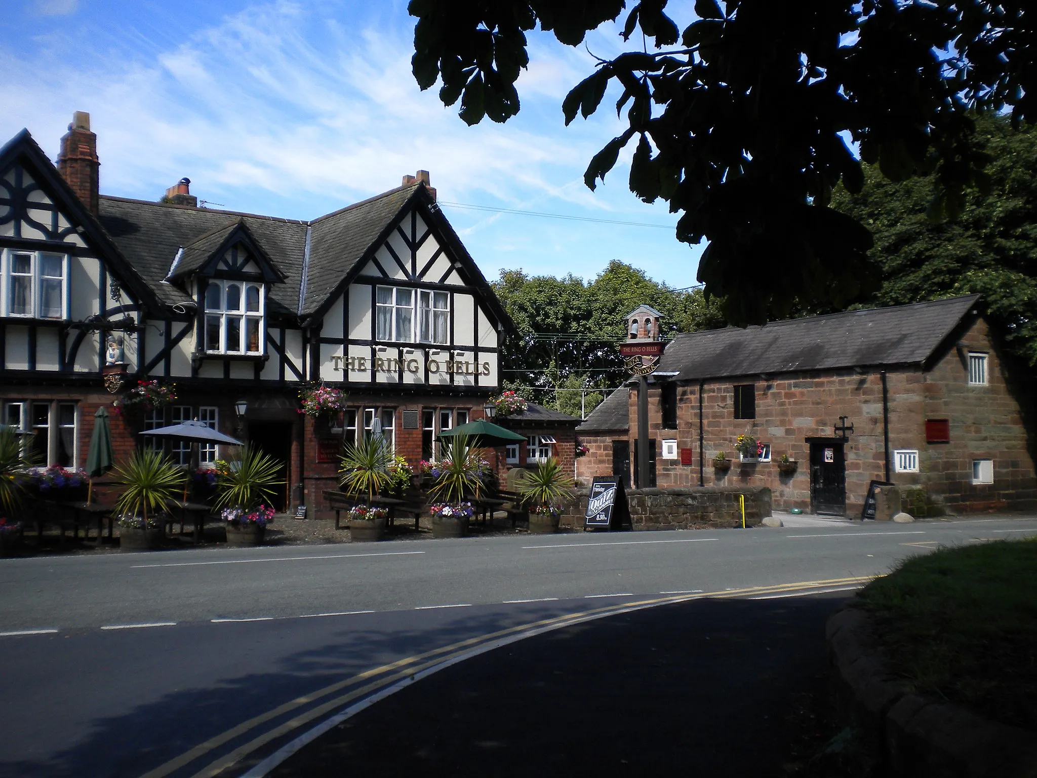 Photo showing: Ring 'O' Bells Public House, Daresbury