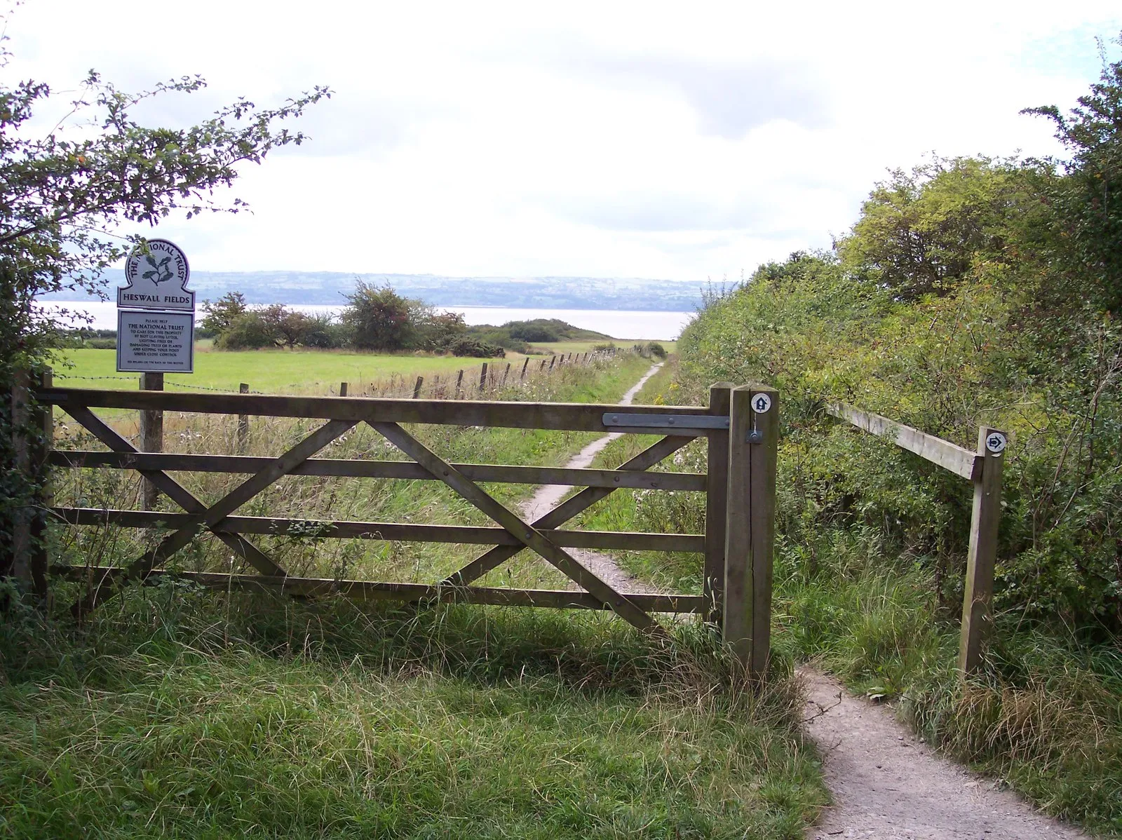 Photo showing: Entrance to Heswall Fields from Wirral Way