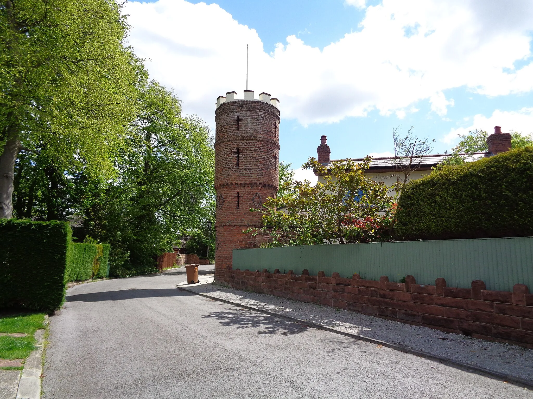 Photo showing: Barnston Towers Close, Wirral, England.