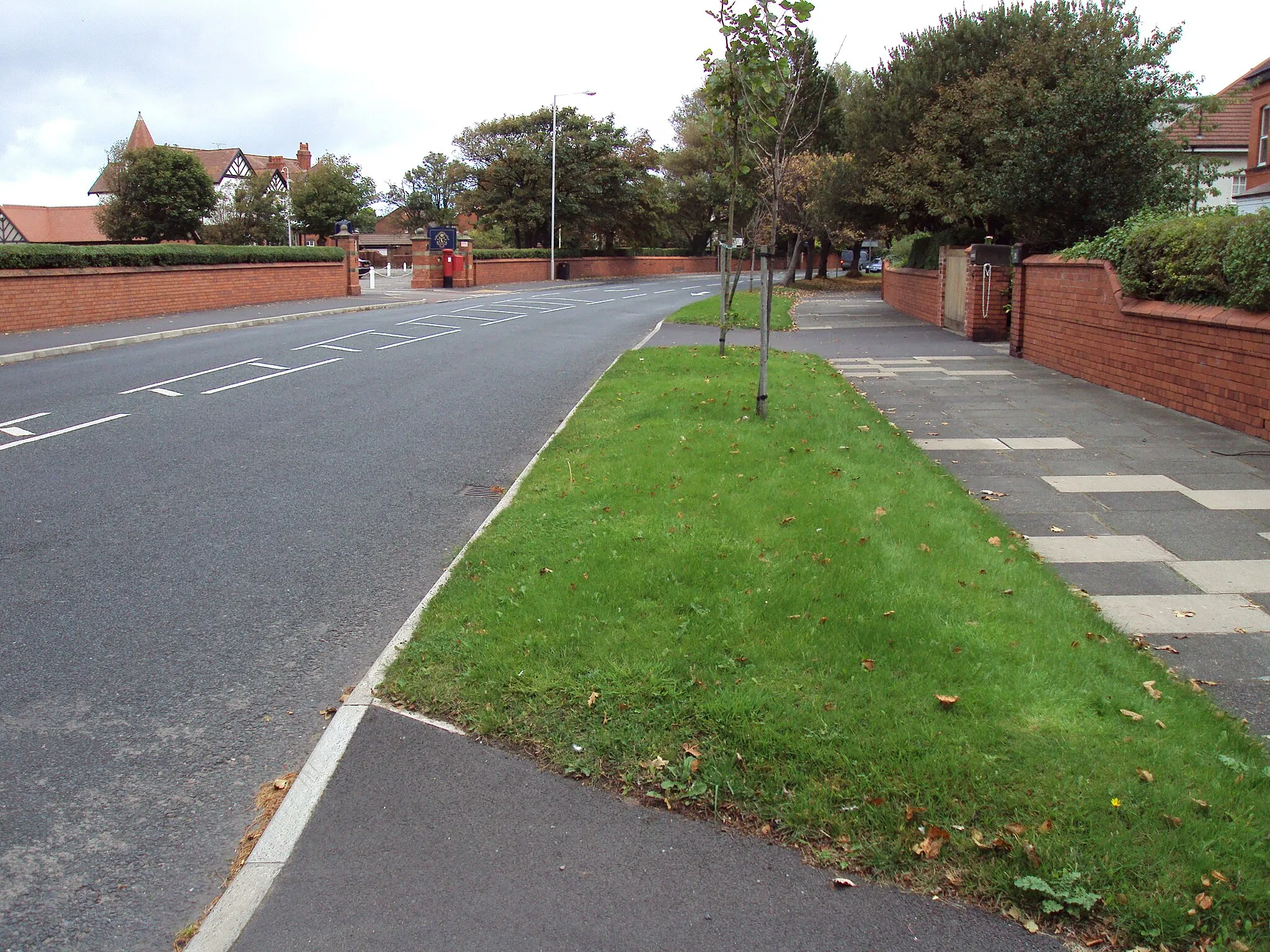 Photo showing: A540 Meols Drive at Hoylake, Wirral, England.