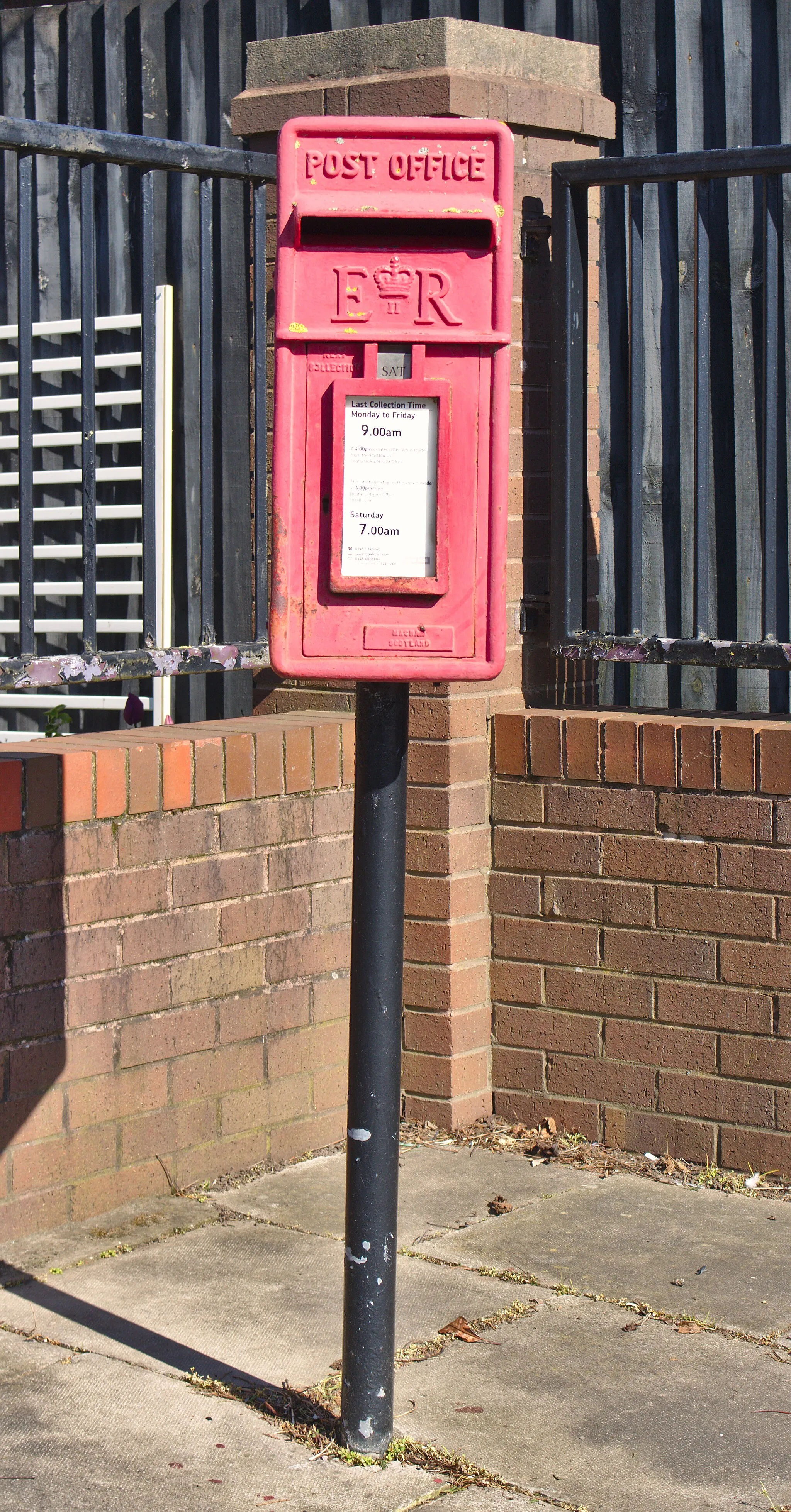 Photo showing: EIIR lamp box pier L21 321 by Machan on Ruthven Road, Litherland.  Collections: Mo-Fr 09:00 Sa 07:00