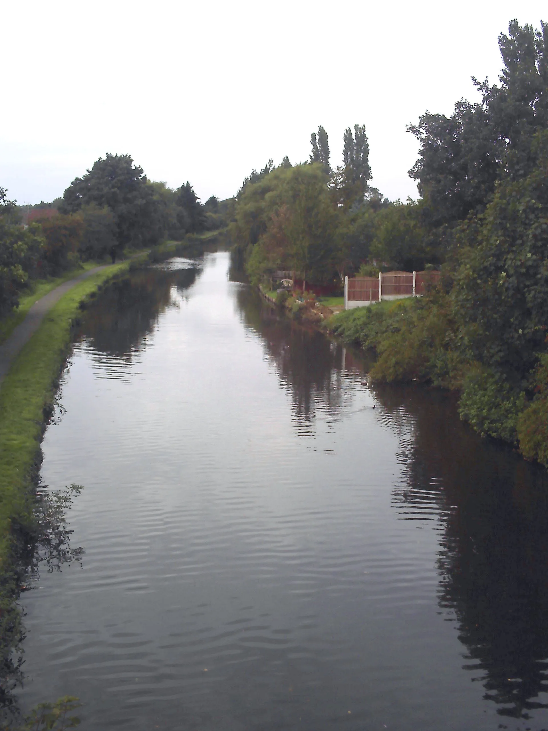 Photo showing: Leeds and Liverpool canal from Westway bridge looking towards Leeds