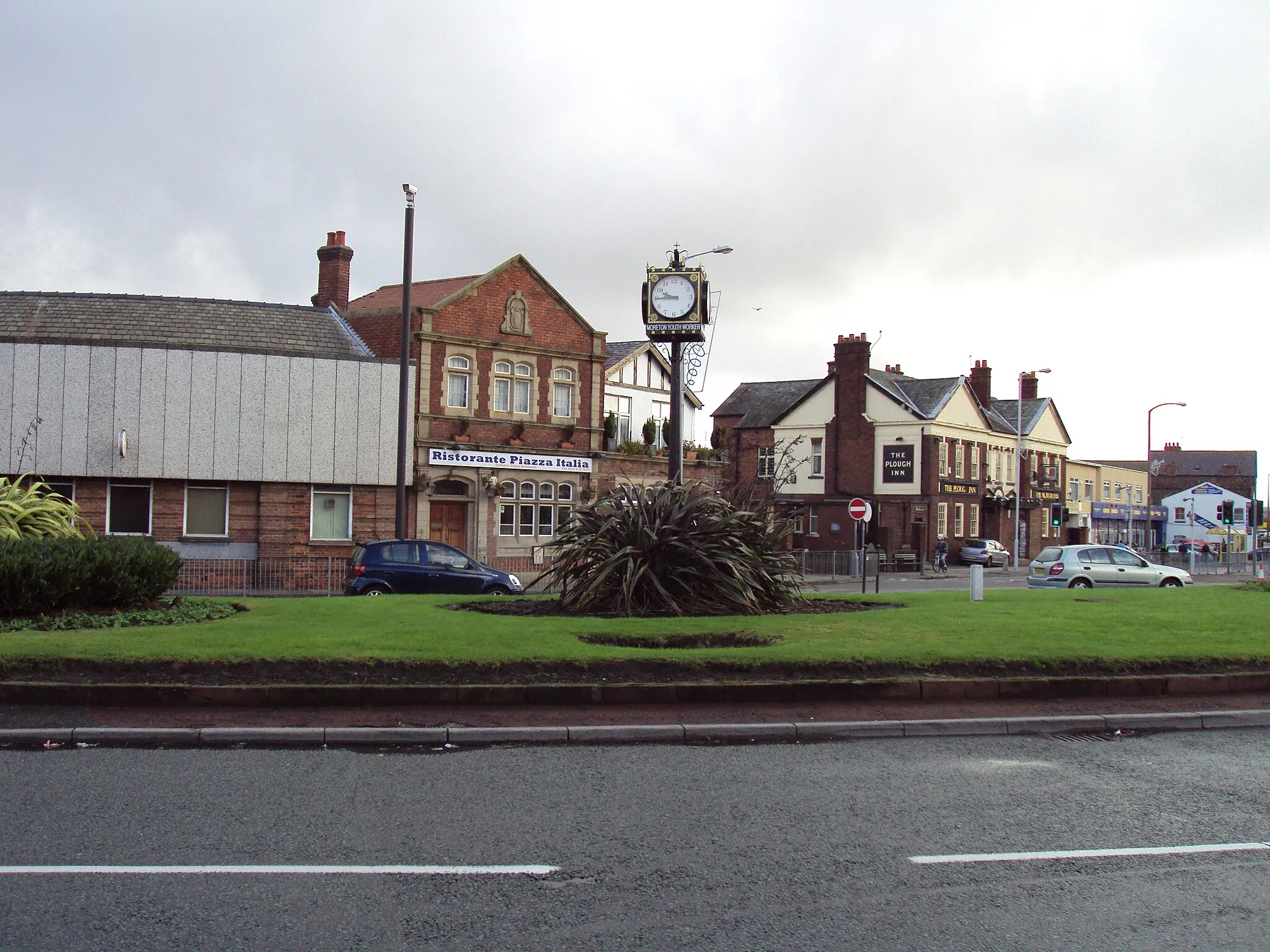 Photo showing: Moreton Cross roundabout at the junction of the A551 and A553 roads, Wirral, Merseyside, England.