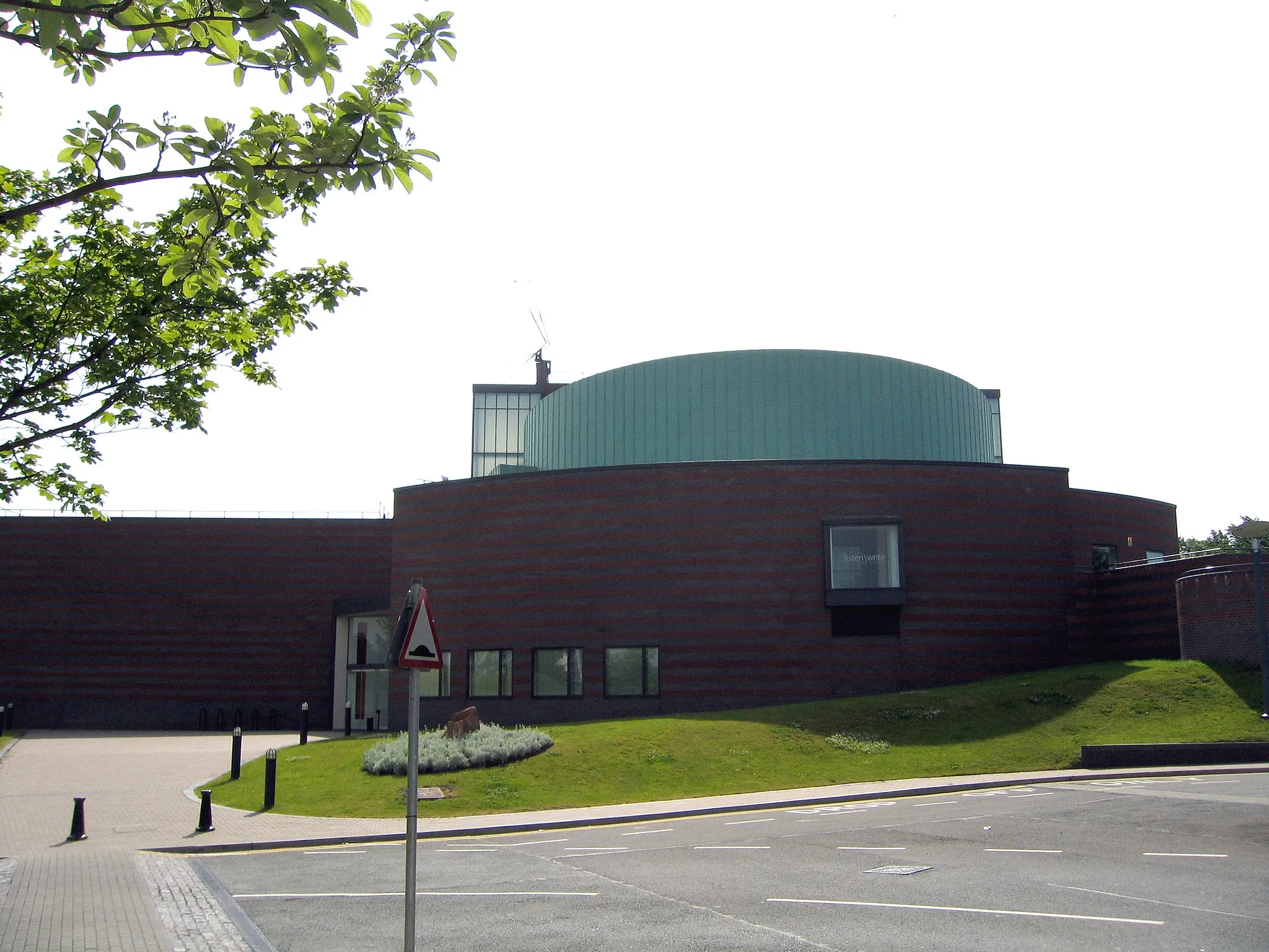 Photo showing: Photograph of the centre from the adjacent car park