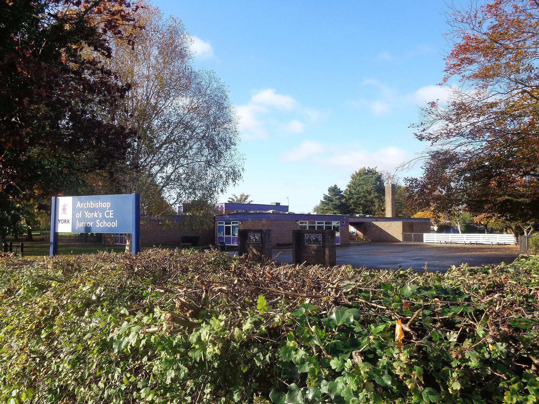 Photo showing: Archbishop of York's Church of England Junior School seen from Copmanthorpe Lane (although the picture is taken from Appleton Road), Bishopthorpe, York, North Yorkshire.  Taken around midday on Friday the 4th of November 2016.