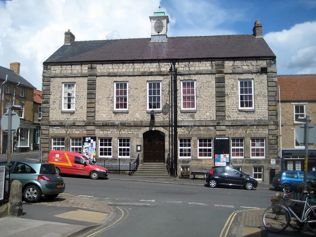 Photo showing: Memorial Hall, Market Place