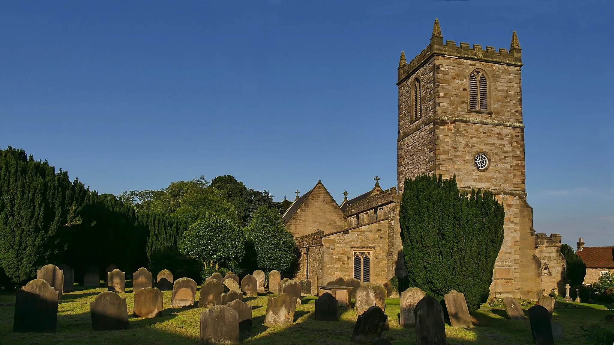 Photo showing: All Saints church, Kirkbymoorside graveyard tower and church