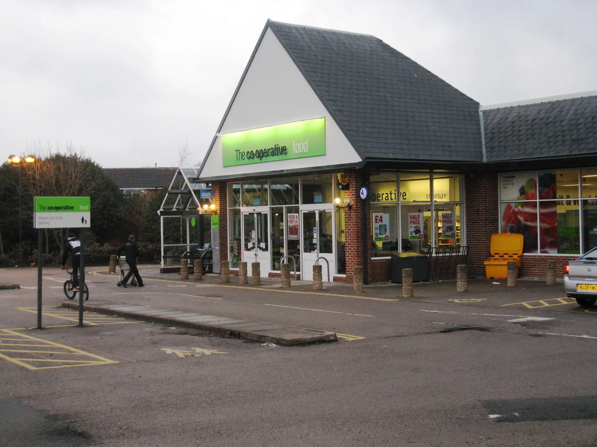 Photo showing: The Co-operative supermarket at Stokesley This photograph shows a view of the Co-operative supermarket at the east-end of Stokesley. The picture was taken looking in a northerly direction towards the B1365 road.