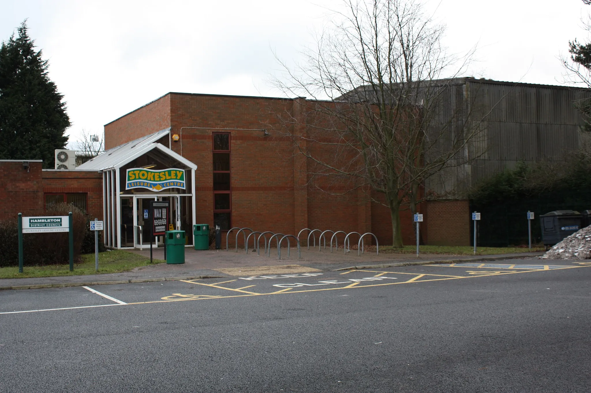 Photo showing: Stokesley Leisure Centre This photograph shows a view of Stokesley Leisure Centre and Swimming Pool. The building is located between the A172 and B1365 roads near the roundabout that forms the junction between them. The picture was taken looking in a south-easterly direction towards Cleveland Nurseries.