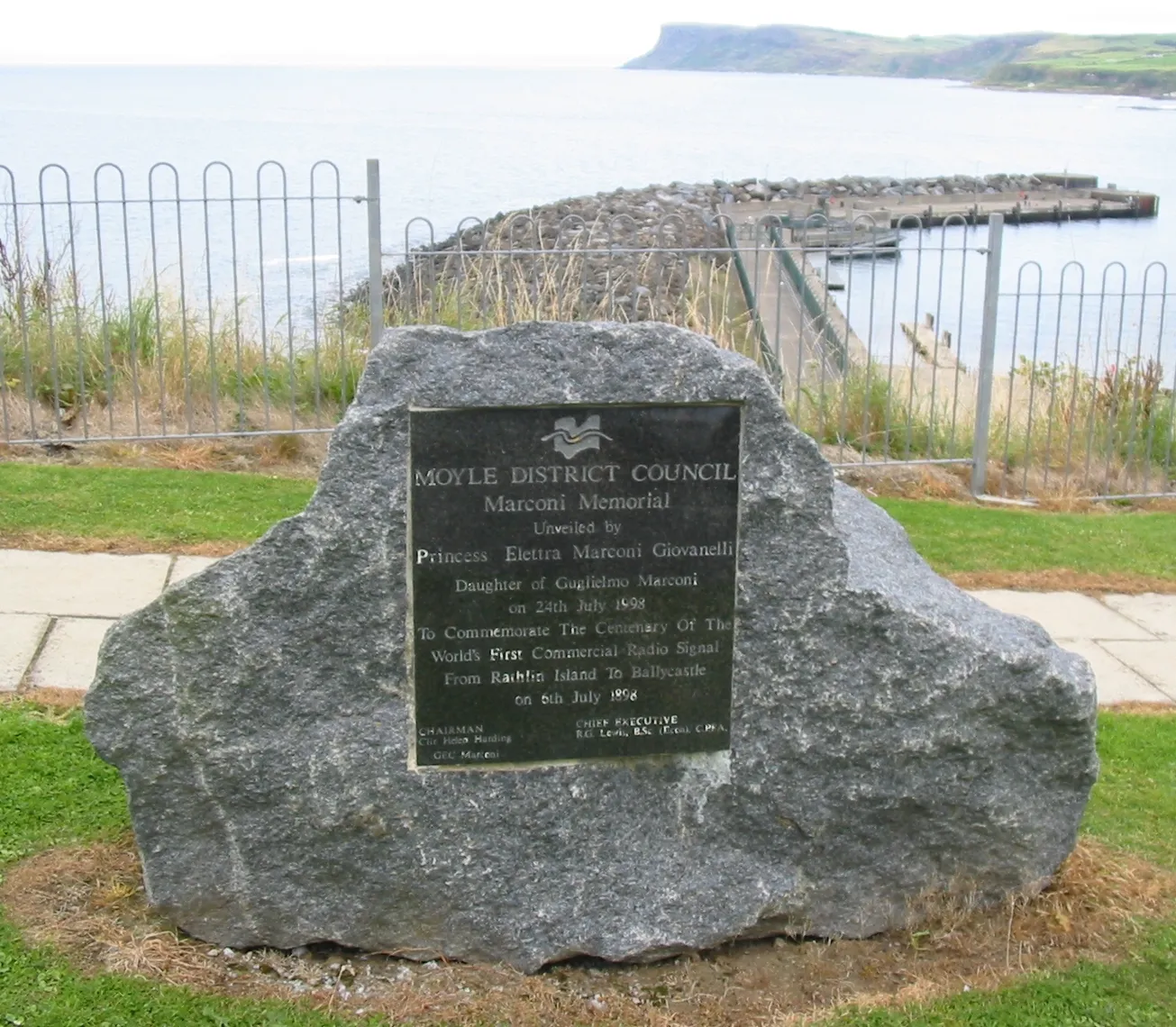 Photo showing: Memorial commemorating radio broadcast experiments carried out by Guglielmo Marconi at Ballycastle, County Antrim.