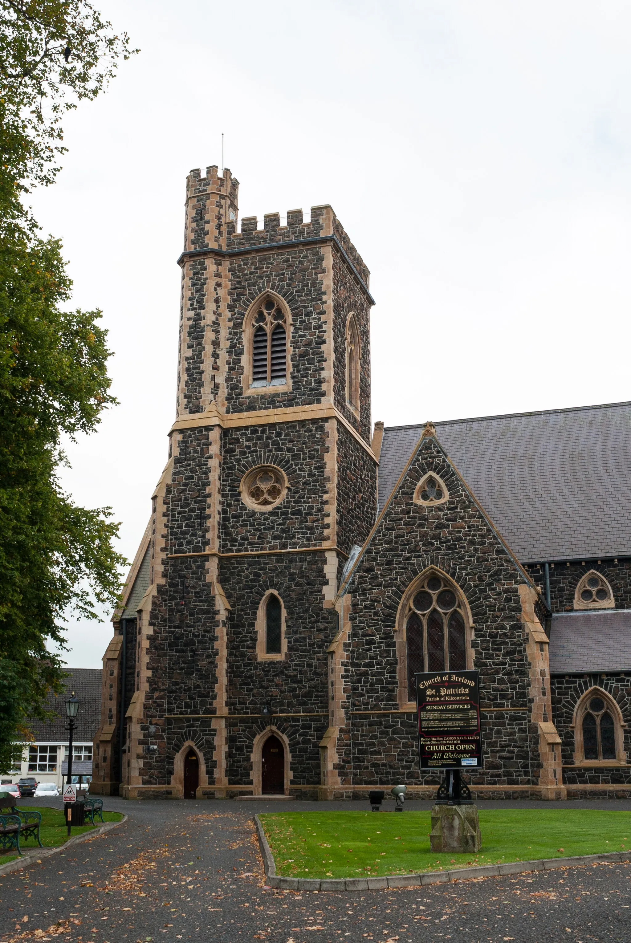 Photo showing: Tower and north transept of St. Patrick's parish church, Castle Street.