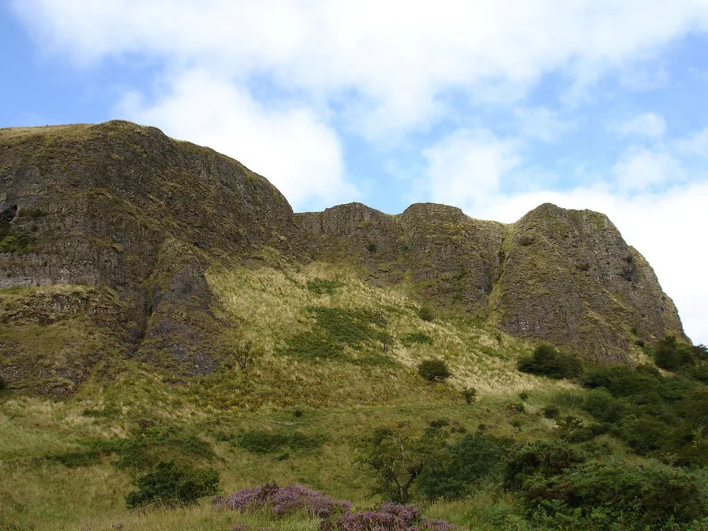 Photo showing: Cavehill, Belfast From: https://www.flickr.com/photos/donnamarijne/217820413/
Taken on August 17, 2006.
Size 1024x768 (Original Size 1600x1200)
Uploaded on August 17, 2006 by donnamarijne