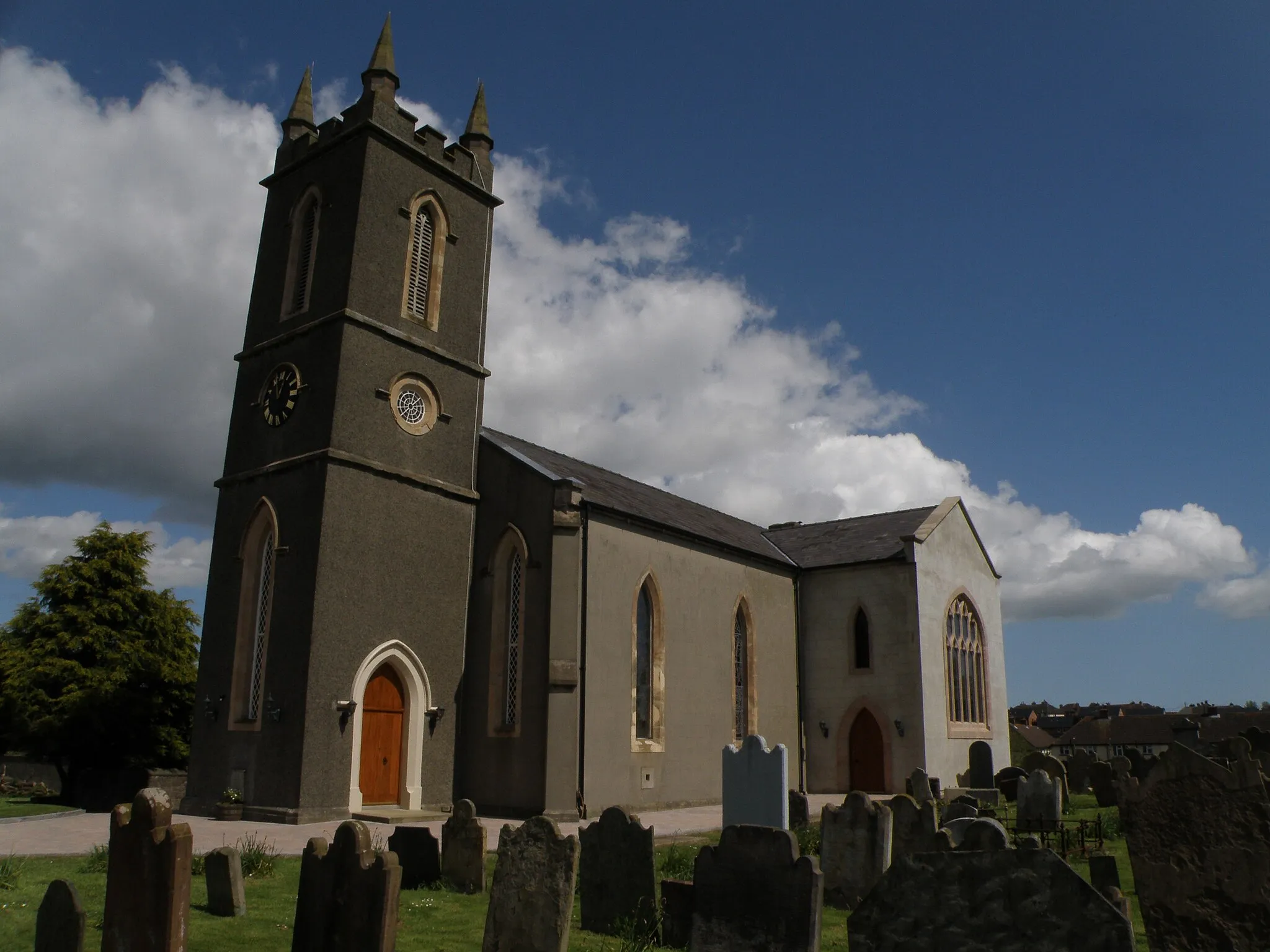 Photo showing: The exterior of St. Mary's Parish Church, Comber, Northern Ireland, showing the South Transept.