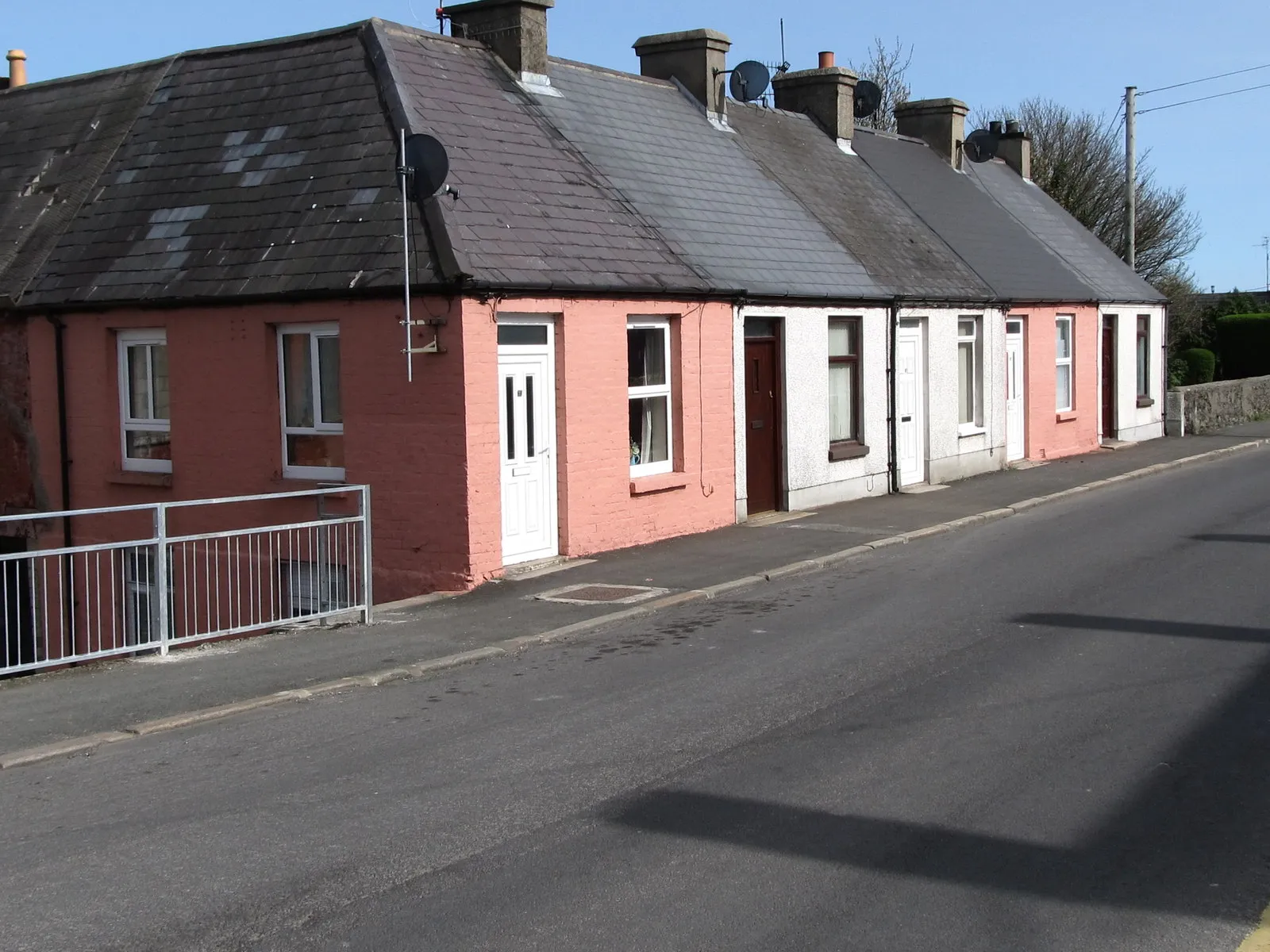 Photo showing: Split level housing in Harbour Street, Kilkeel