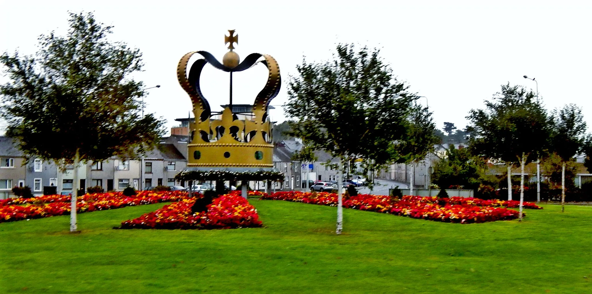 Photo showing: Larne - Circular Road (A2) Roundabout with Jubilee Crown