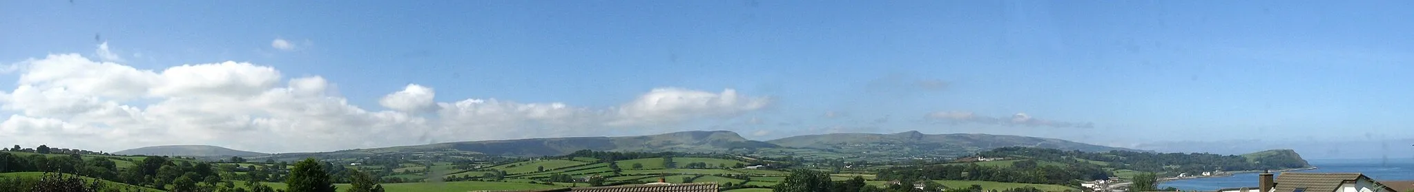Photo showing: Panorama of Antrim Plateau and Antrim Coast from Blackcave area of Larne.
From left to right (panning from West to North): Craigy Hill / Brustin Braes, Agnew's Hill, Sallagh Braes, Knock Dhu, Scawt Hill, Drains Bay, Ballygally Head, North Channel
