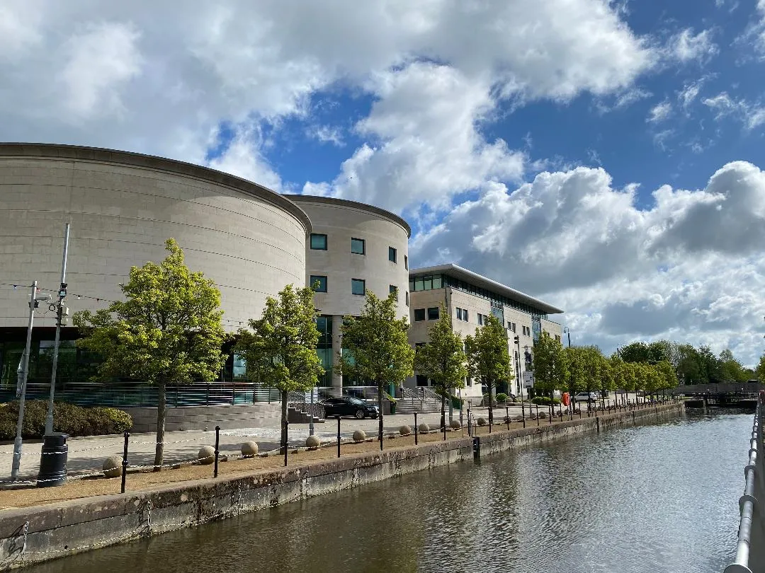 Photo showing: Canal Locks and Lisburn Civic Centre, Lagan Valley Island