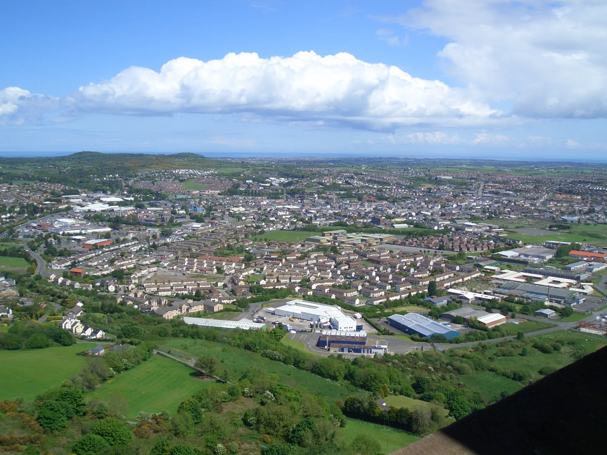 Photo showing: View of Newtownards from Scrabo Tower in County Down, Northern Ireland (Taken with Casio Exilim EXS100 on Sunday 20th May 2007 at 13:00)