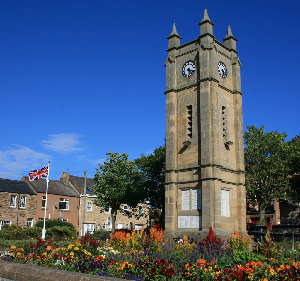 Photo showing: Amble war memorial clock in the town square