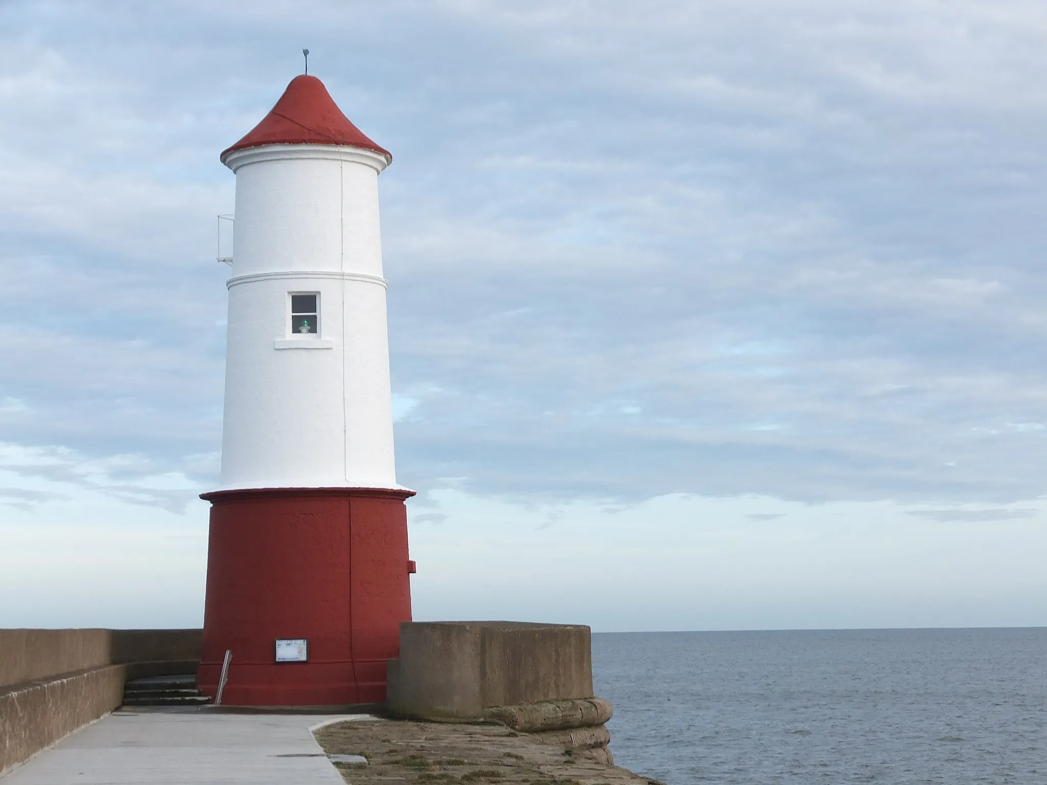 Photo showing: Berwick Lighthouse, smartly-painted