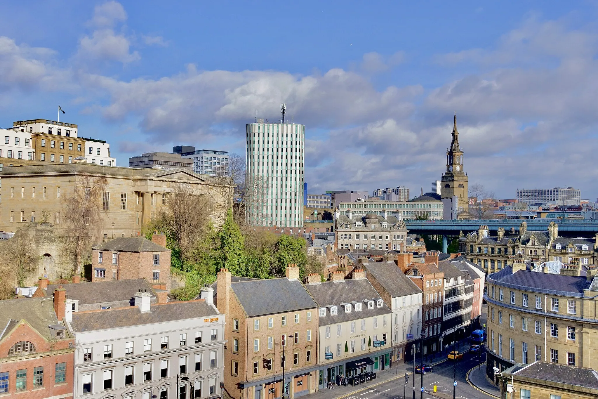 Photo showing: Sandhill is an old street of the Quayside area of Newcastle Upon Tyne with a number of historic buildings; it's seen here from the High Level Bridge. Other notable features of the view are the office block of Cale House at the centre of the image and The Moot Hall, the large stone building at the centre-left.