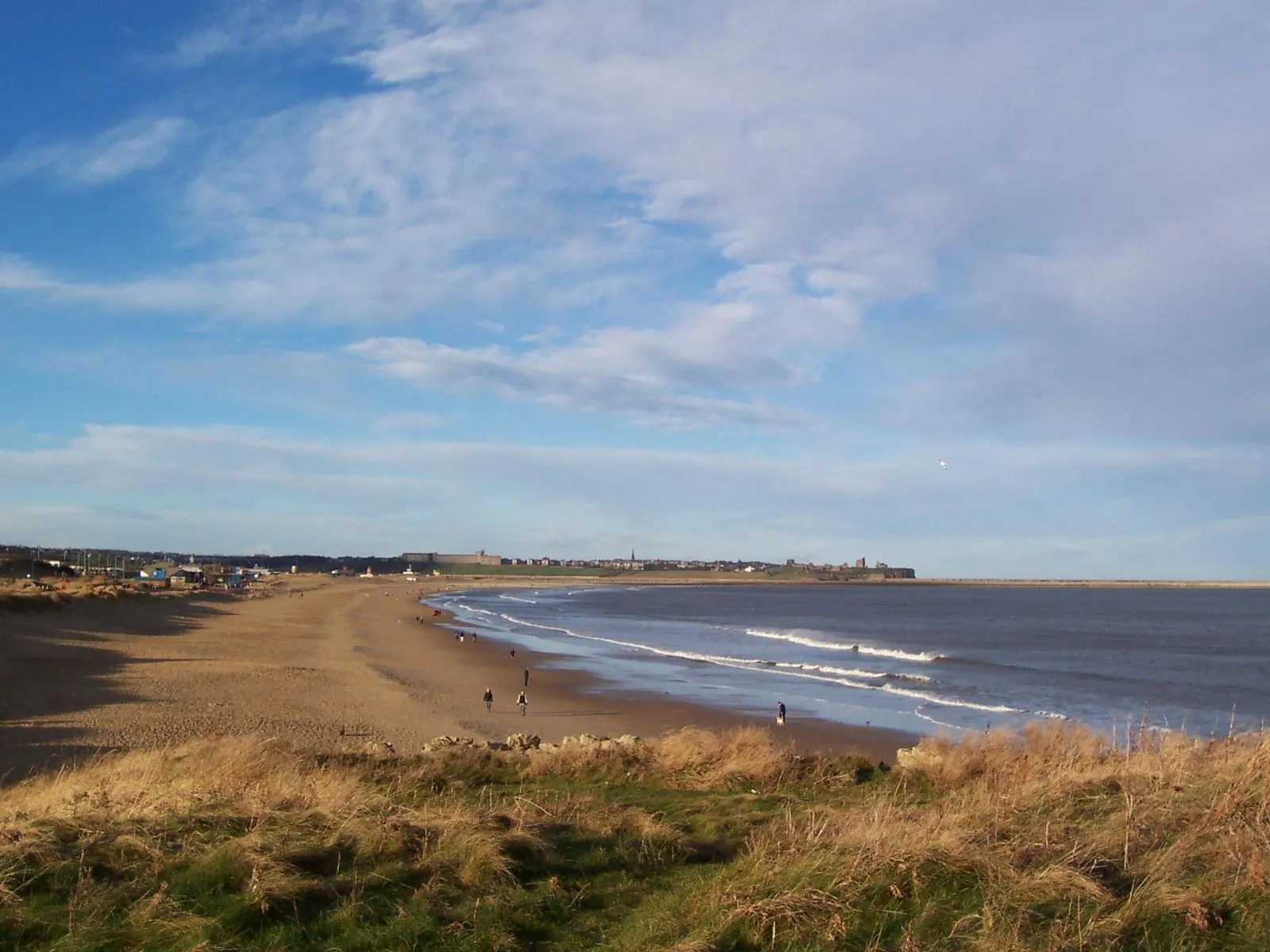 Photo showing: Sandhaven Beach, South Shields, South Tyneside. Tynemouth Priory can be seen in the distance.
This image was taken on 26/12/2004 by Michael Smith (http://mikedavidsmith.com) on a Kodak CX7330 digital camera.