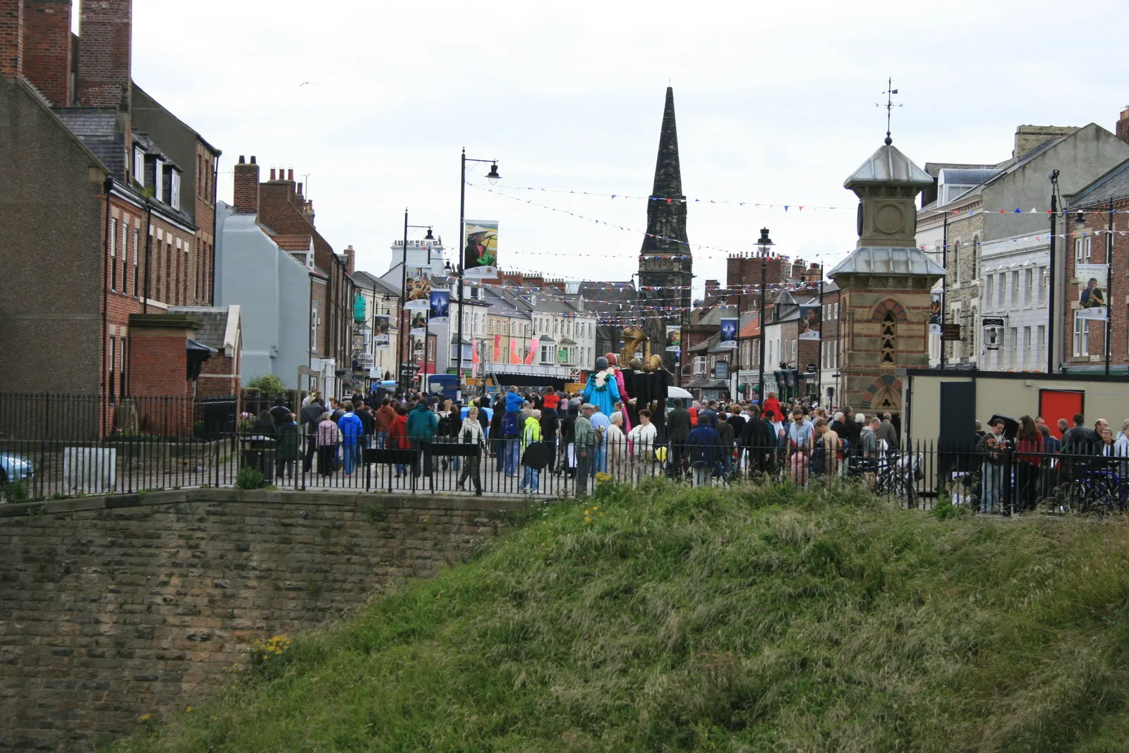 Photo showing: Tynemouth Festival Crowds throng Front Street on a cold July festival day