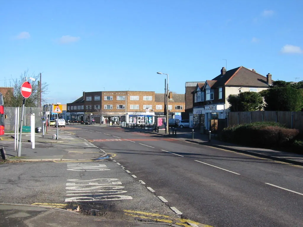 Photo showing: Willow Parade and shops on Front Lane.