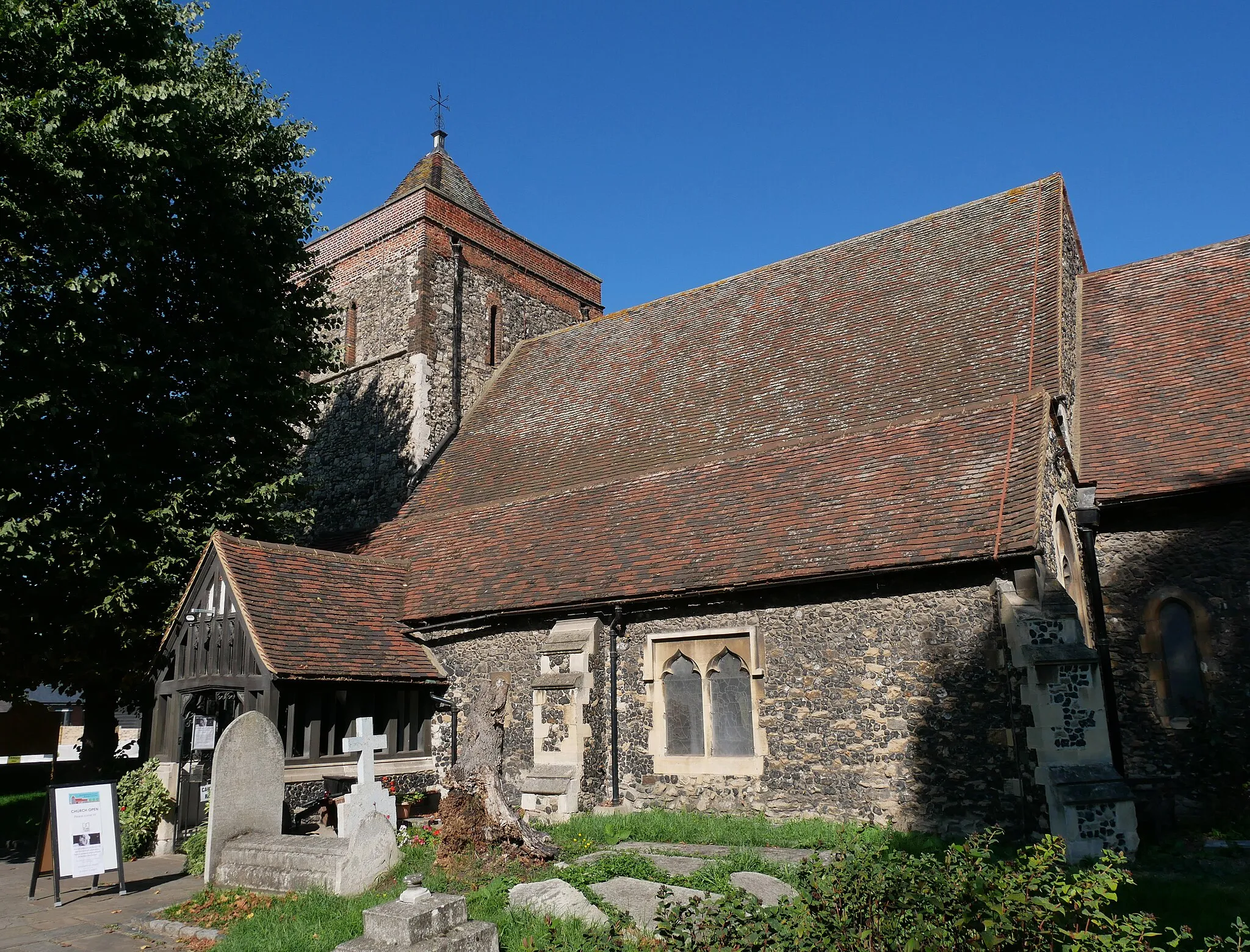 Photo showing: A view of the Church of Saint Helen and Saint Giles, Rainham from the southeast.