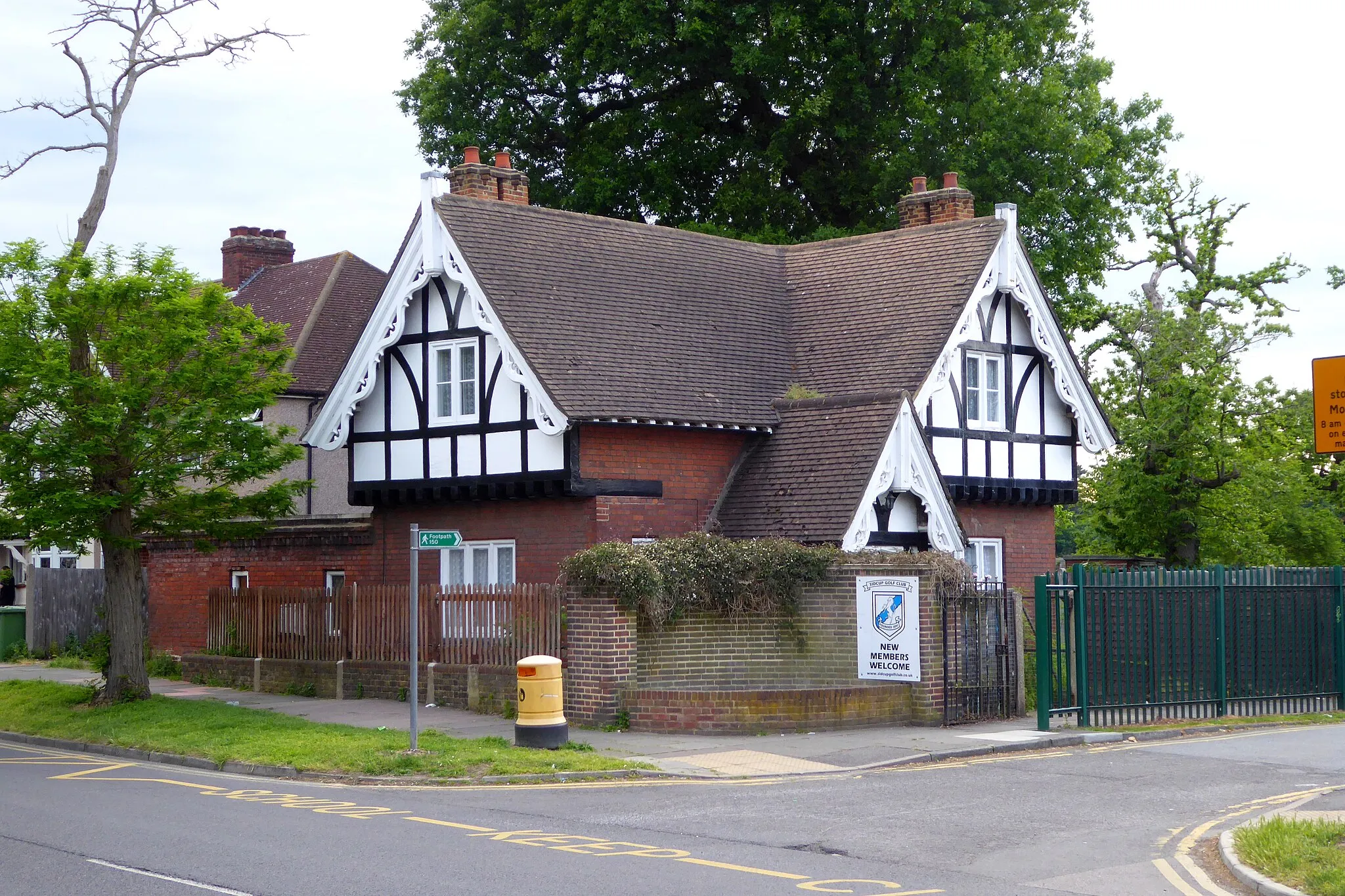 Photo showing: This is a photo of listed building number 1188388.