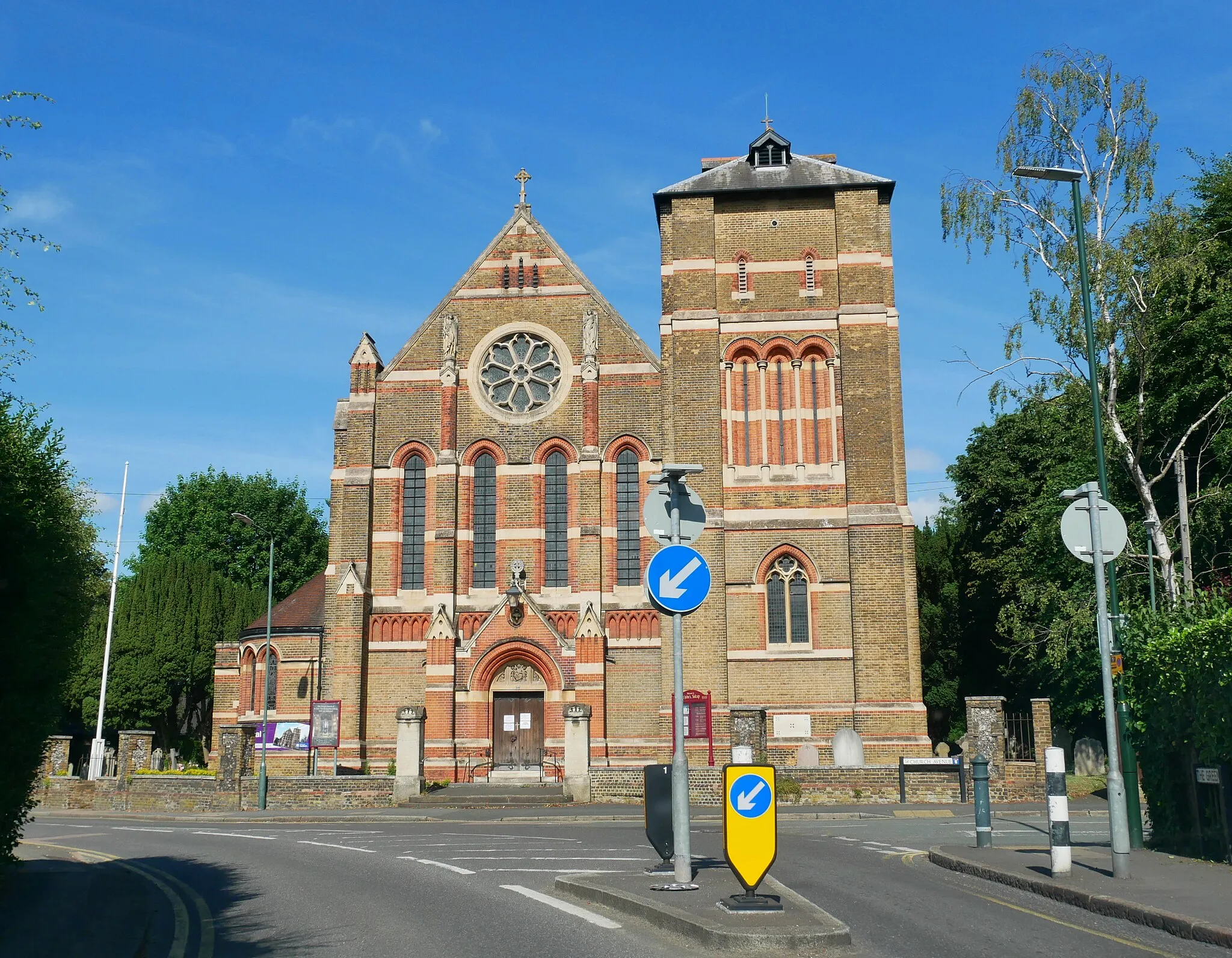 Photo showing: The western side of the Church of Saint John the Evangelist in Sidcup, London Borough of Bexley.