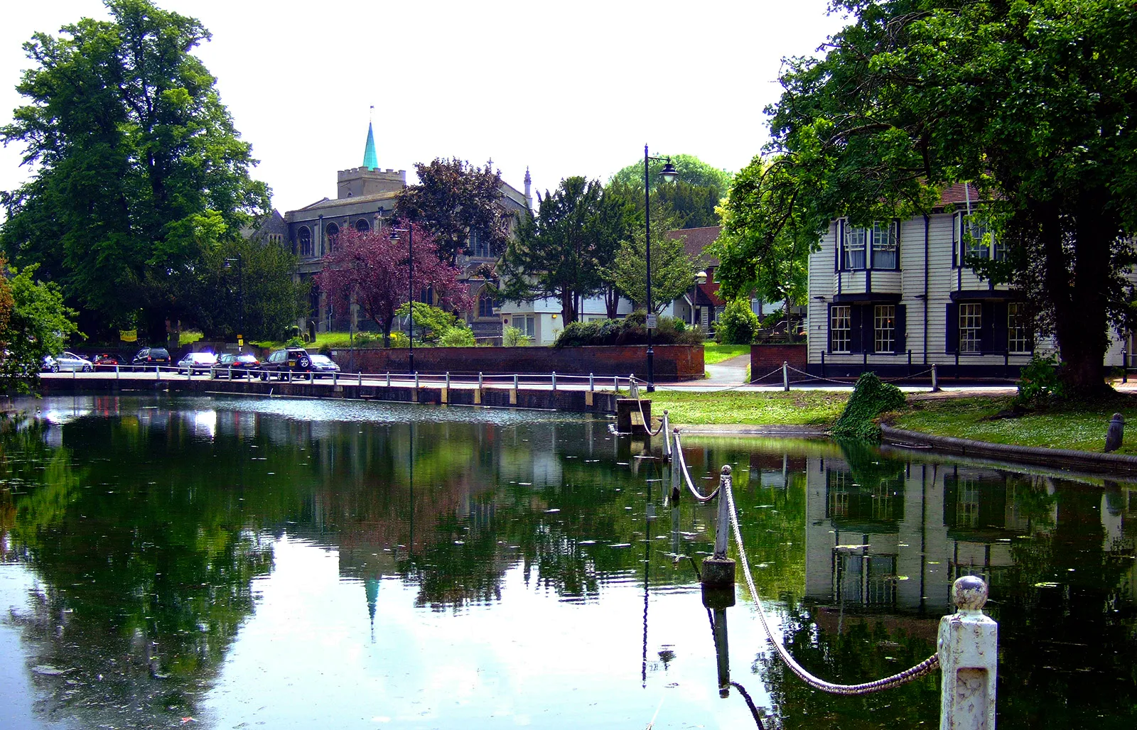 Photo showing: Carshalton 2007. View of All Saints Church, part of the Greyhound Hotel, and Upper Pond.

See also