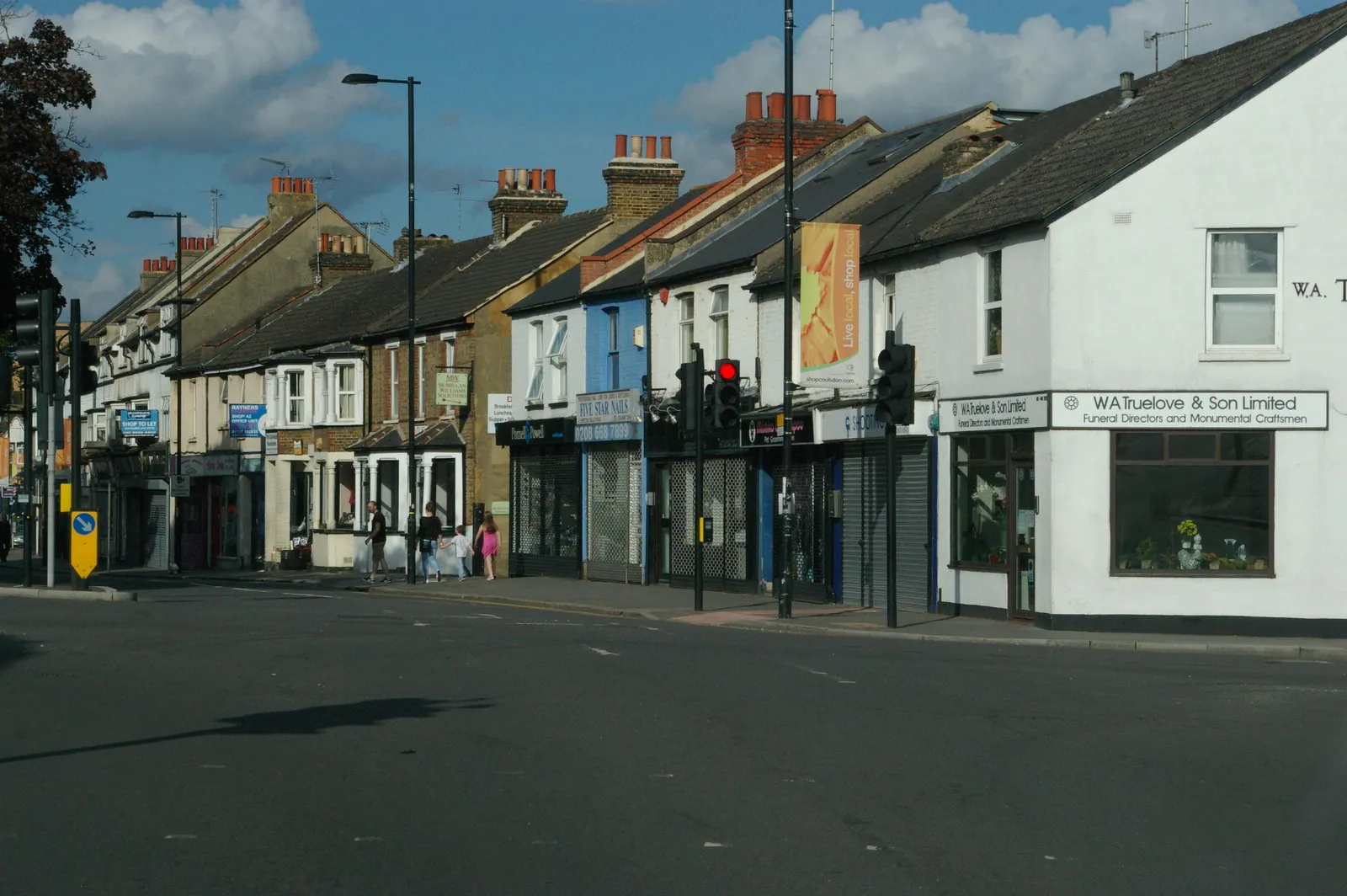 Photo showing: Crossroads in central Coulsdon, from Chipstead Valley Road