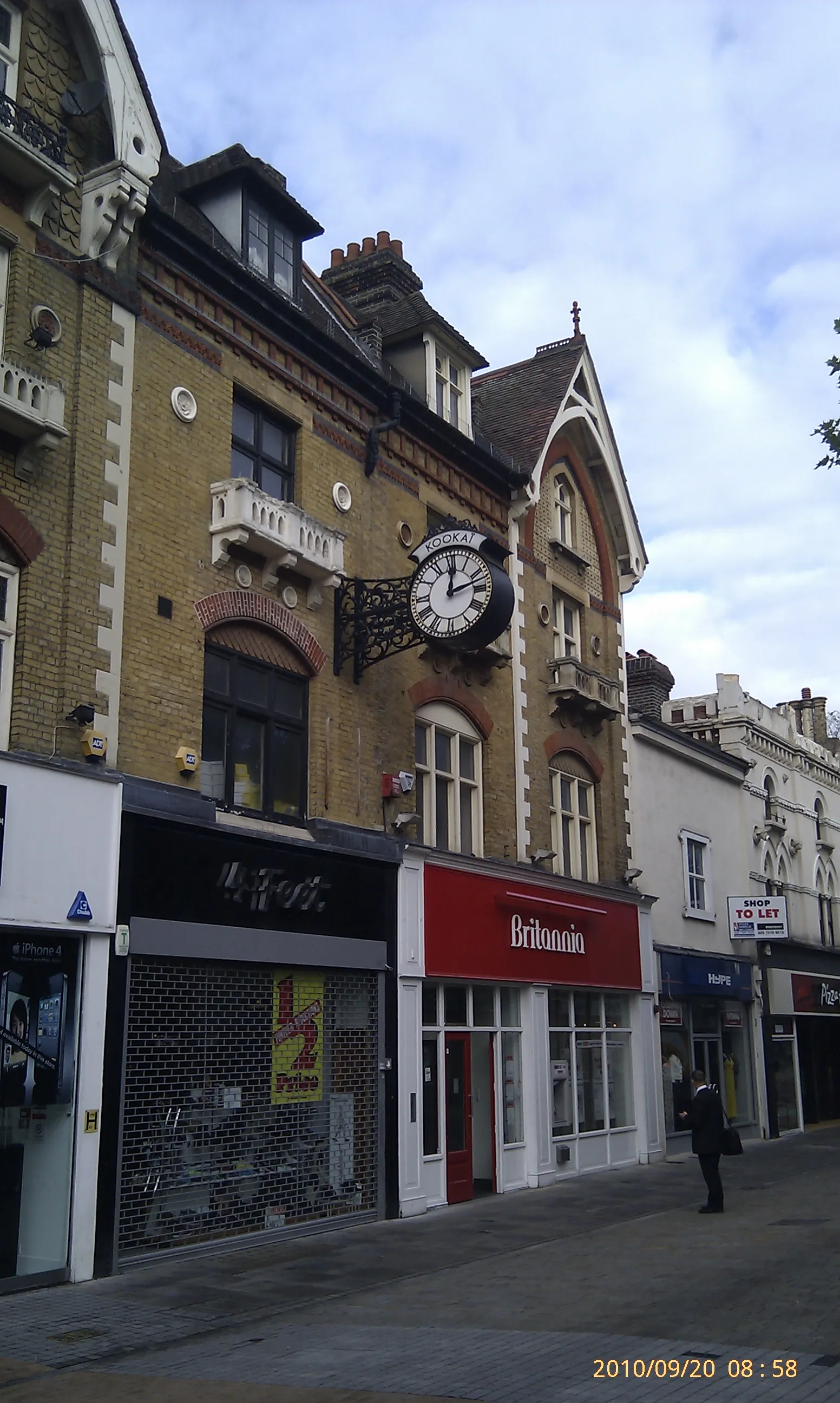 Photo showing: This clock does work but is not showing the correct time. I time-stamped the photo with the correct time. The location of the clock is in Croydon Town Centre on North End pedestrian walk, outside the Whitgift Centre.